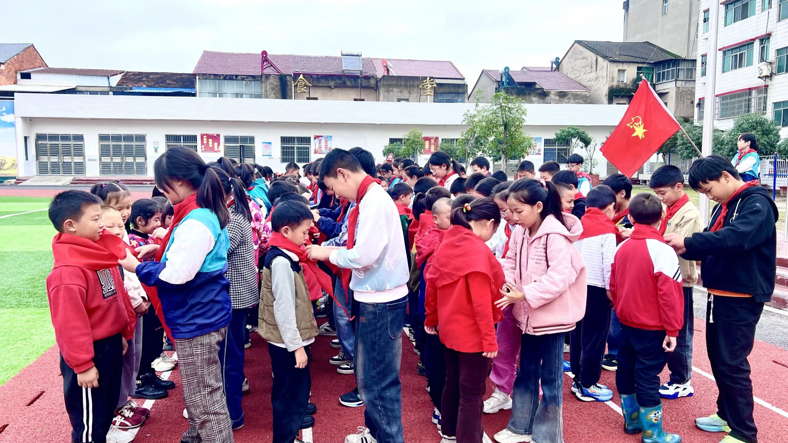 谷城县石花镇大峪桥中心小学：举行新队员入队仪式 师生见证成长时刻