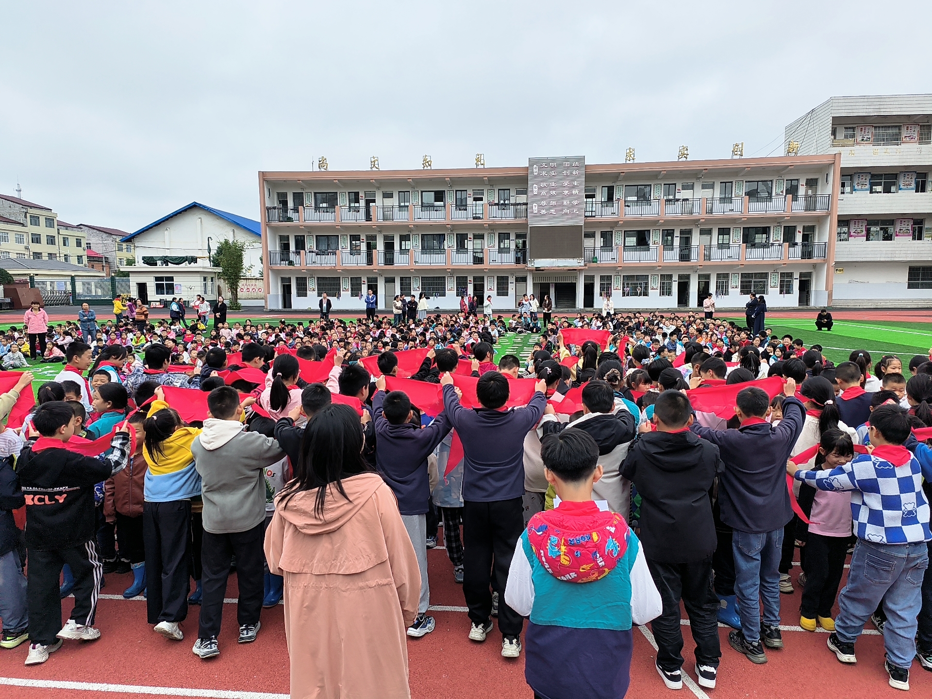 谷城县石花镇大峪桥中心小学：举行新队员入队仪式 师生见证成长时刻