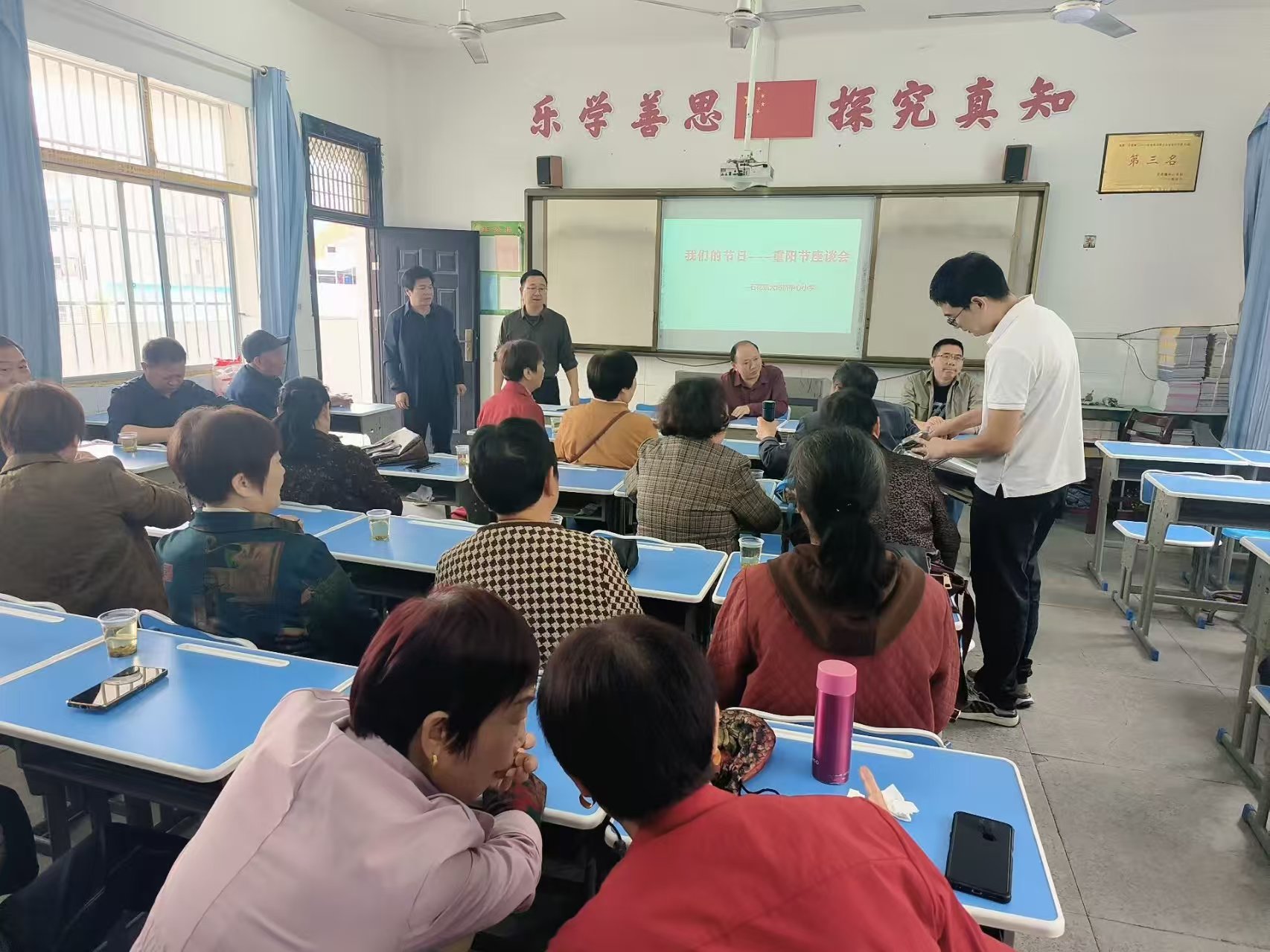 谷城县石花镇大峪桥中心小学：情暖金秋忆芳华  薪火相传共前行