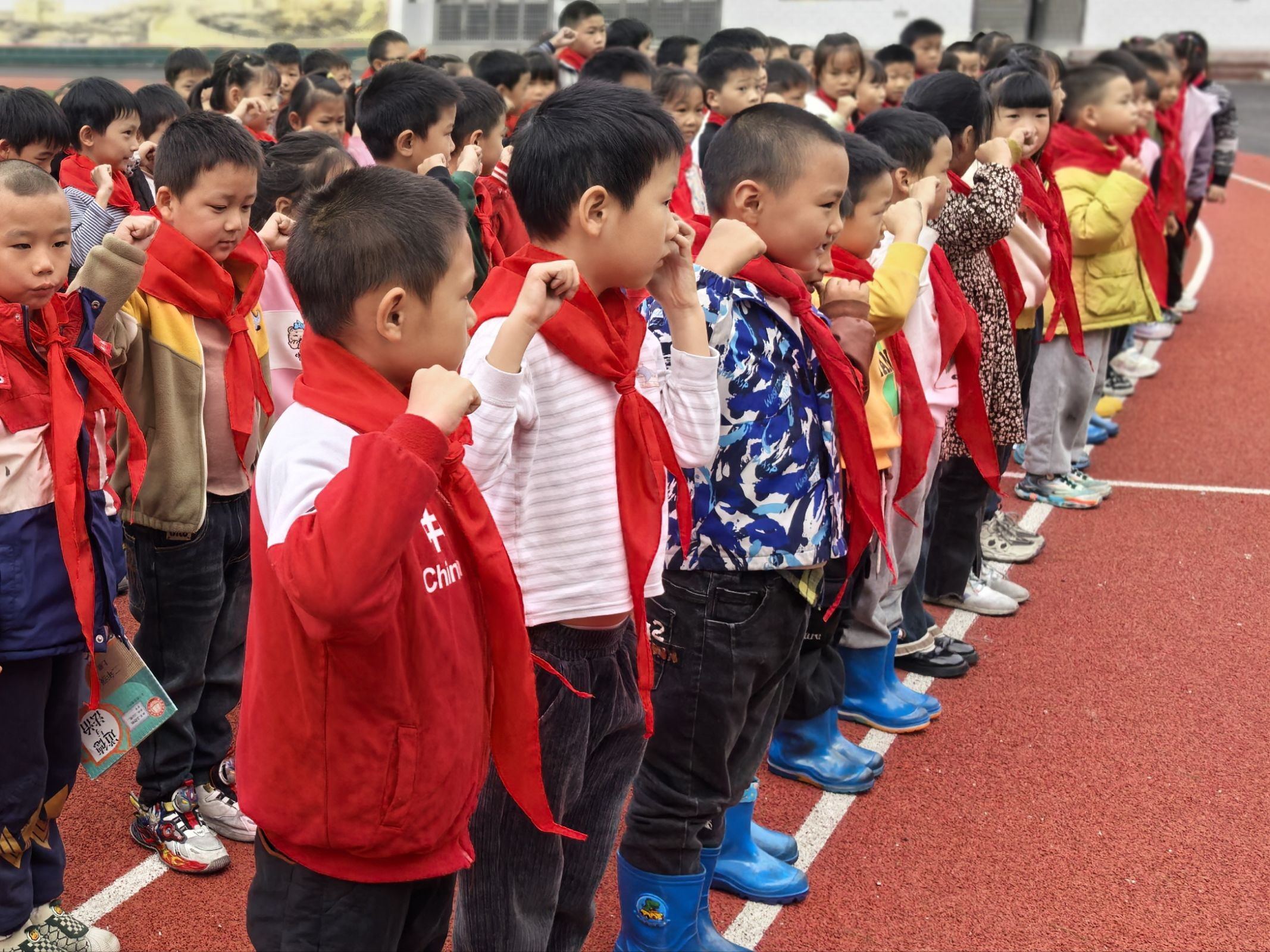 谷城县石花镇大峪桥中心小学：举行新队员入队仪式 师生见证成长时刻