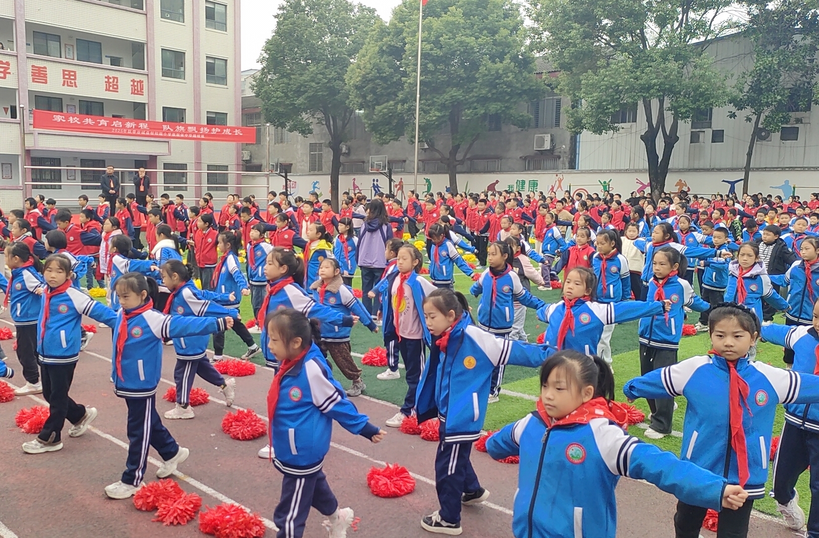 谷城县粉阳路小学教联体中华路校区：家校共育启新程  队旗飘扬护成长
