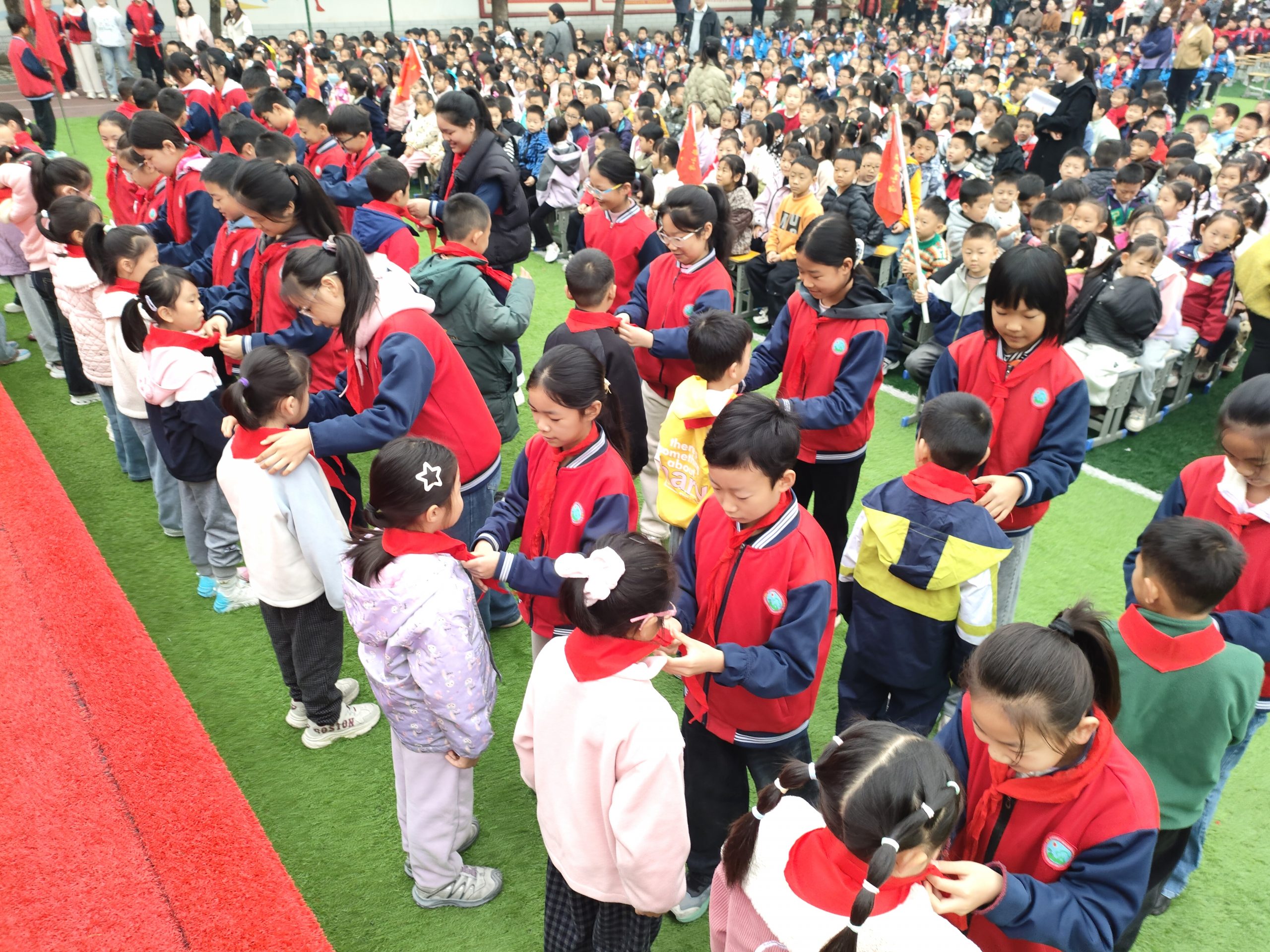 谷城县粉阳路小学教联体中华路校区：家校共育启新程  队旗飘扬护成长