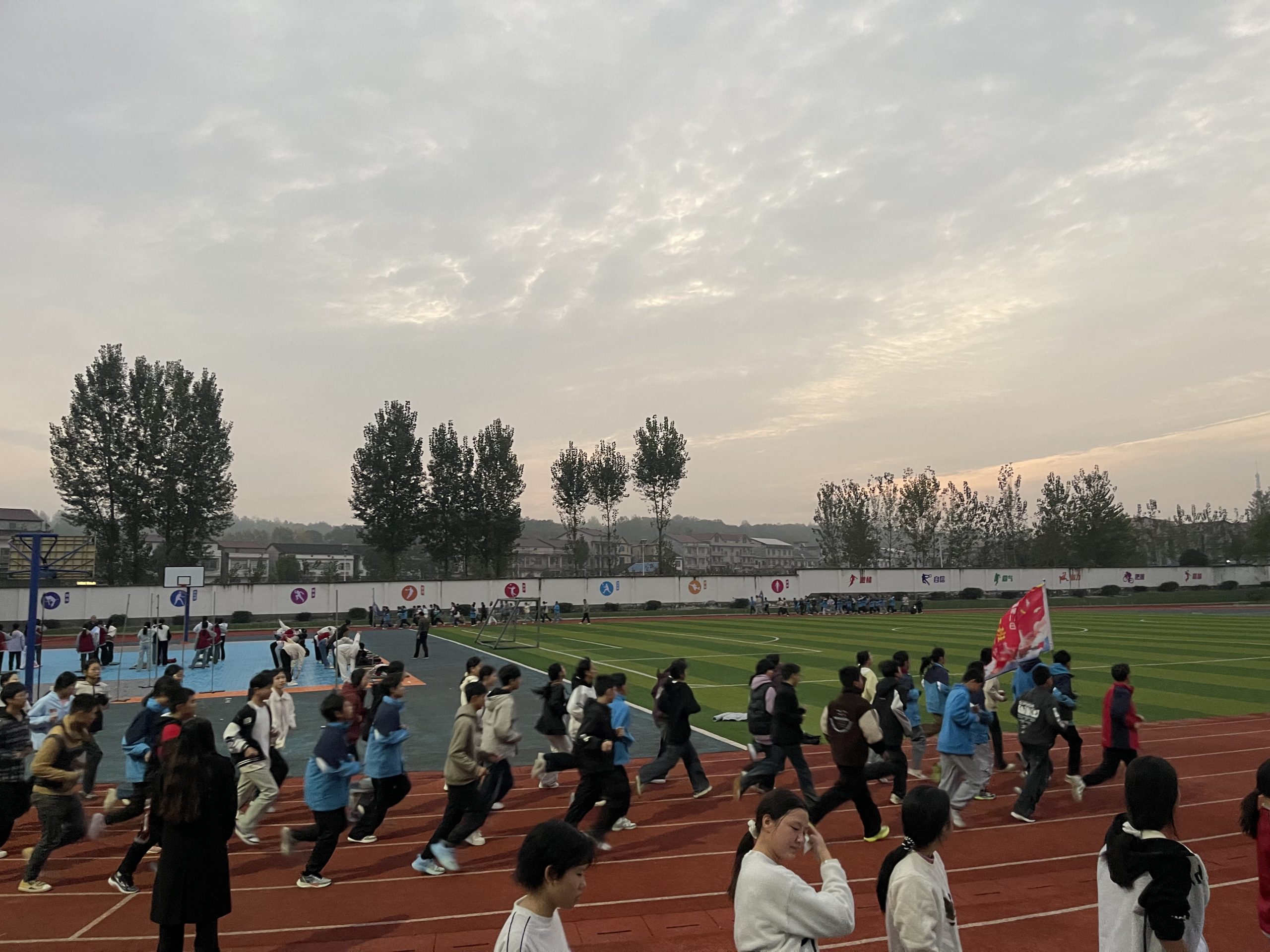 谷城县盛康二中学生“闻鸡起舞”备战体育中考