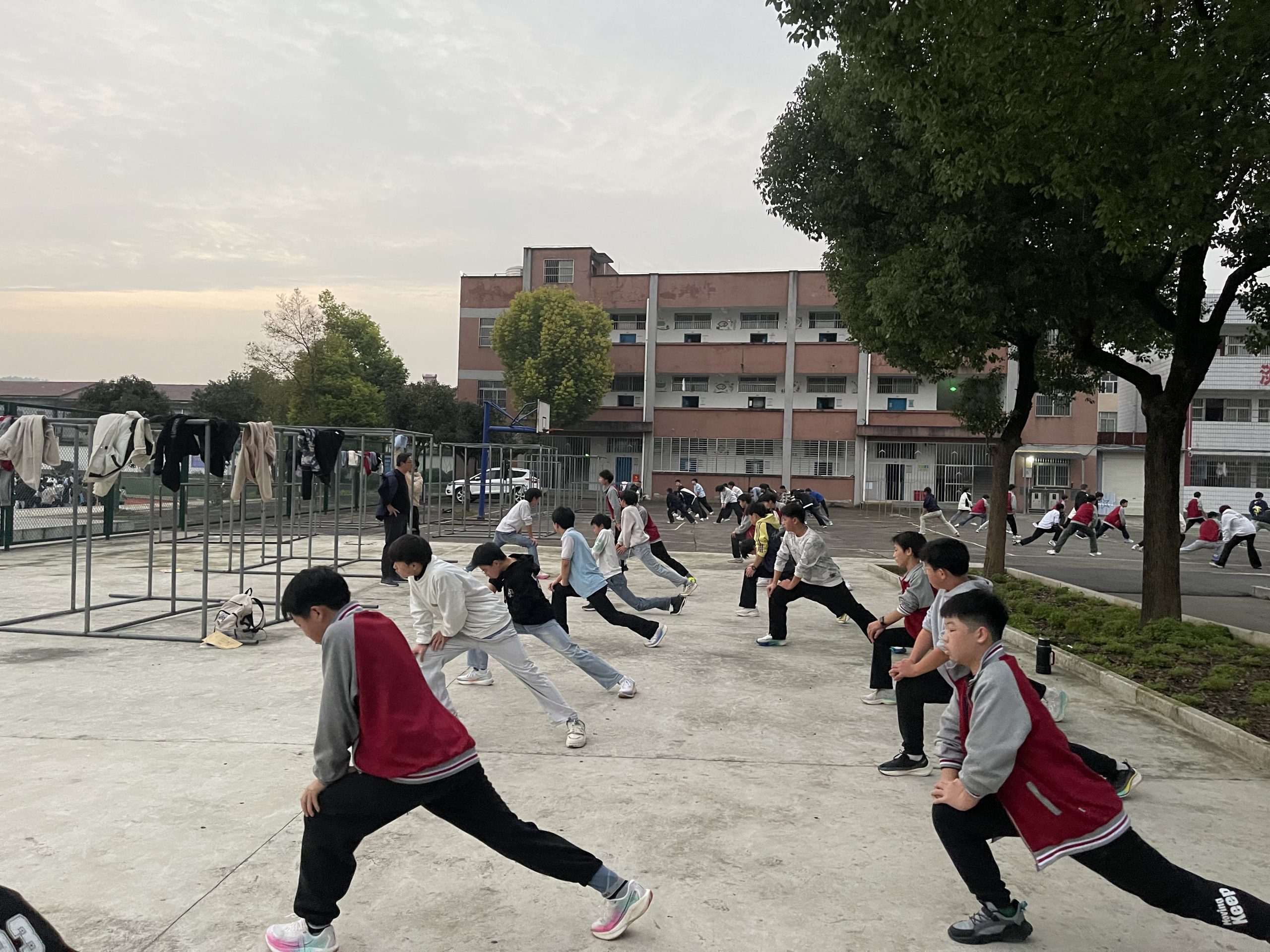 谷城县盛康二中学生“闻鸡起舞”备战体育中考