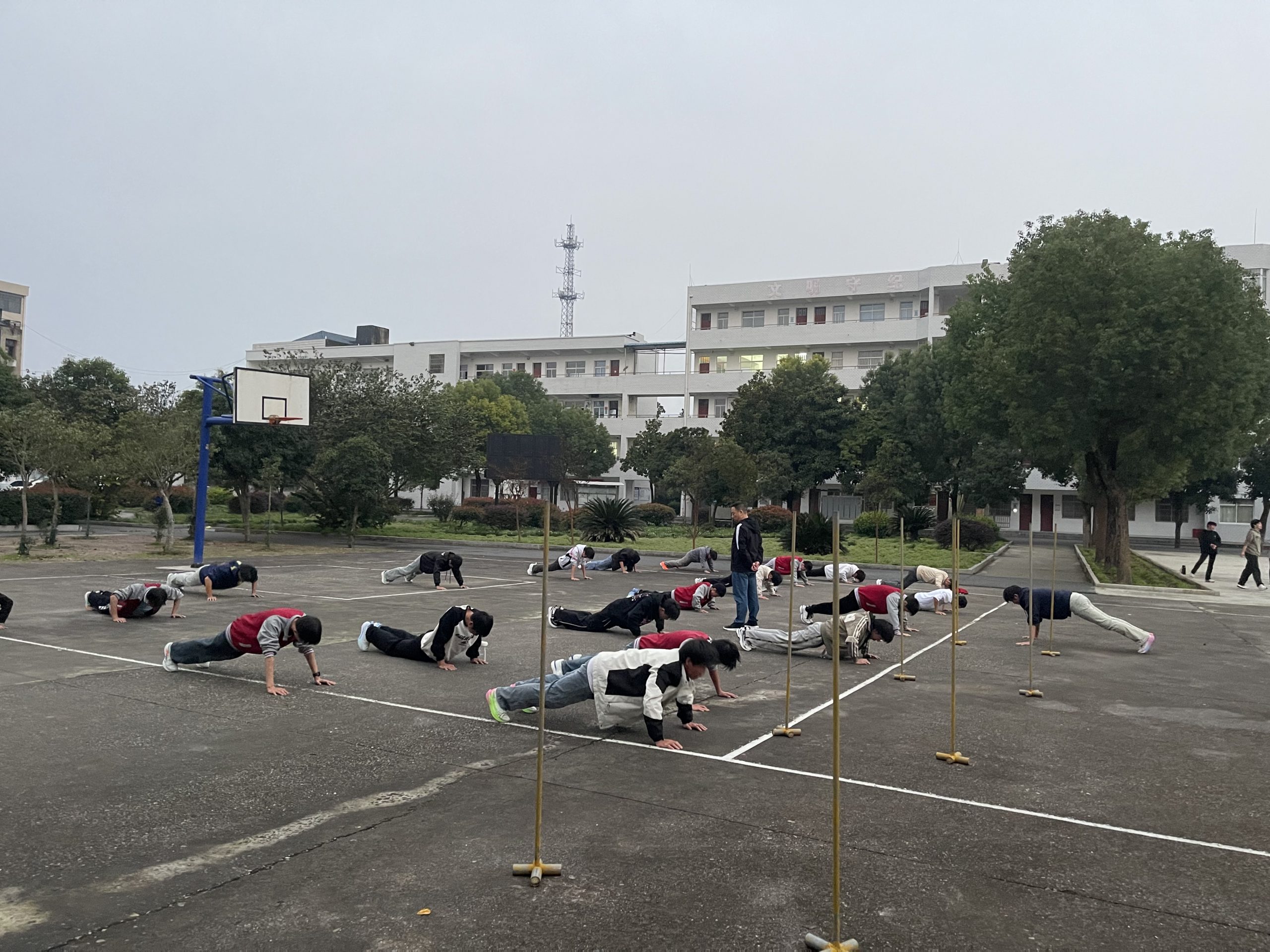 谷城县盛康二中学生“闻鸡起舞”备战体育中考