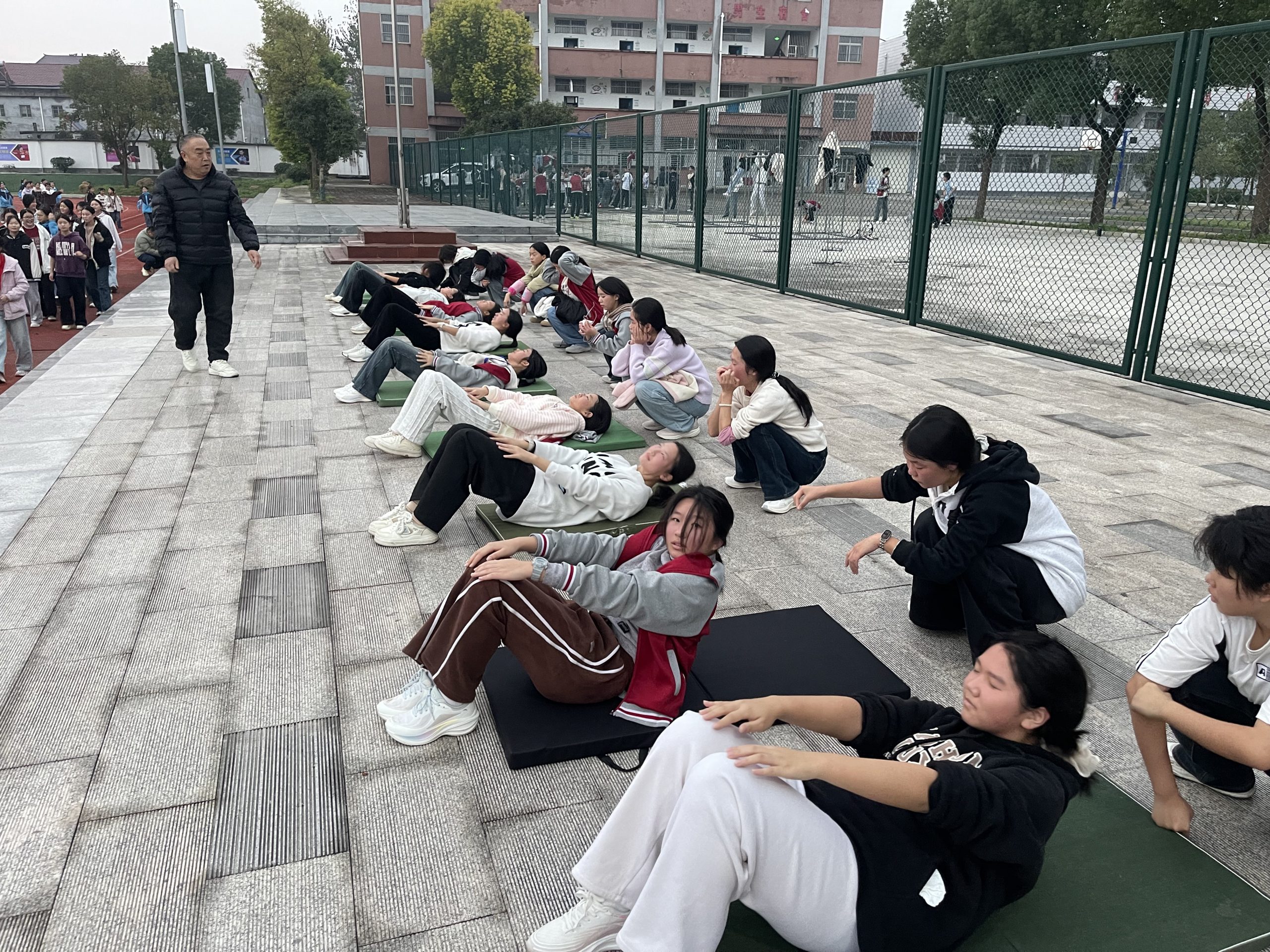 谷城县盛康二中学生“闻鸡起舞”备战体育中考