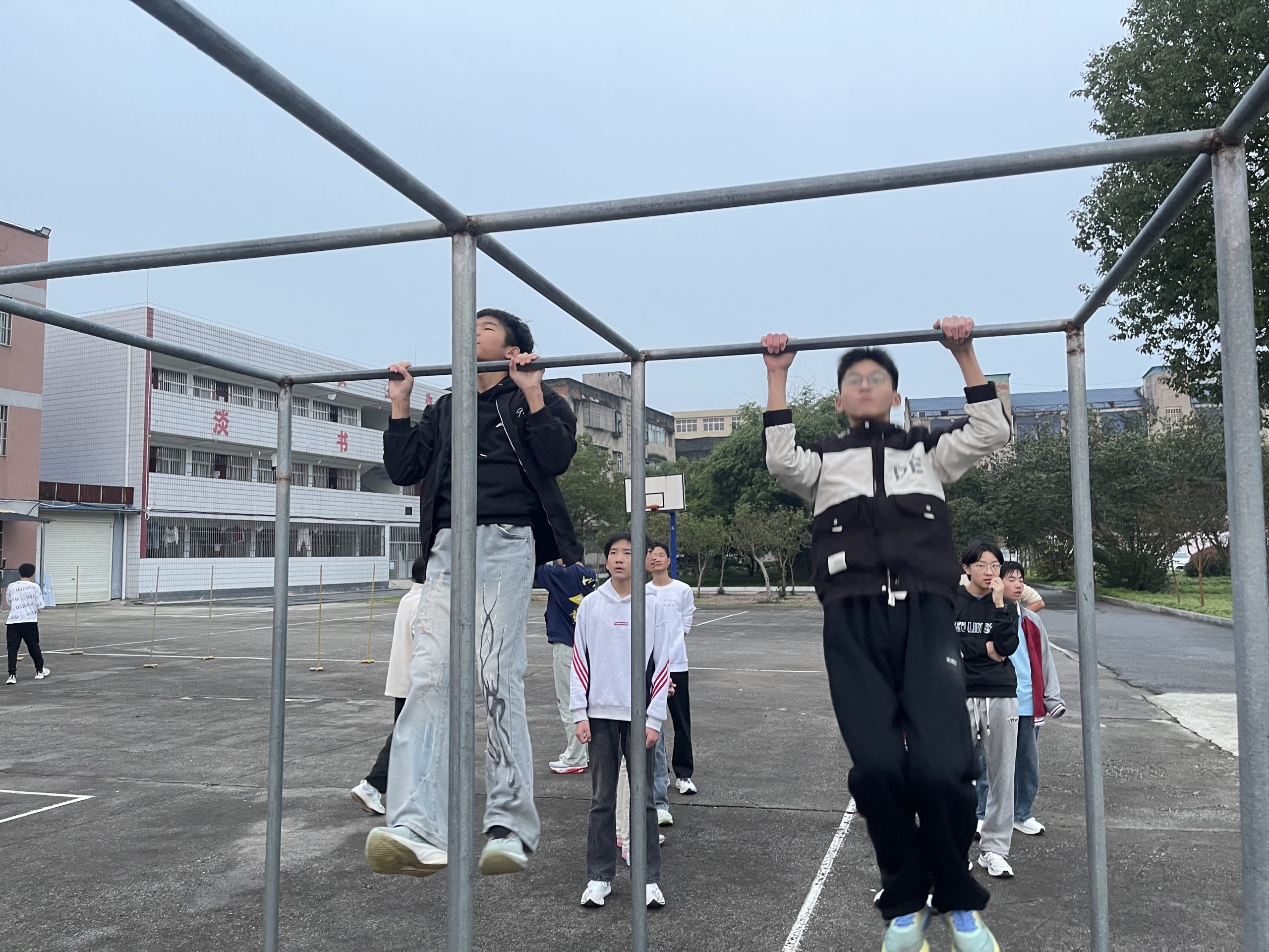 谷城县盛康二中学生“闻鸡起舞”备战体育中考