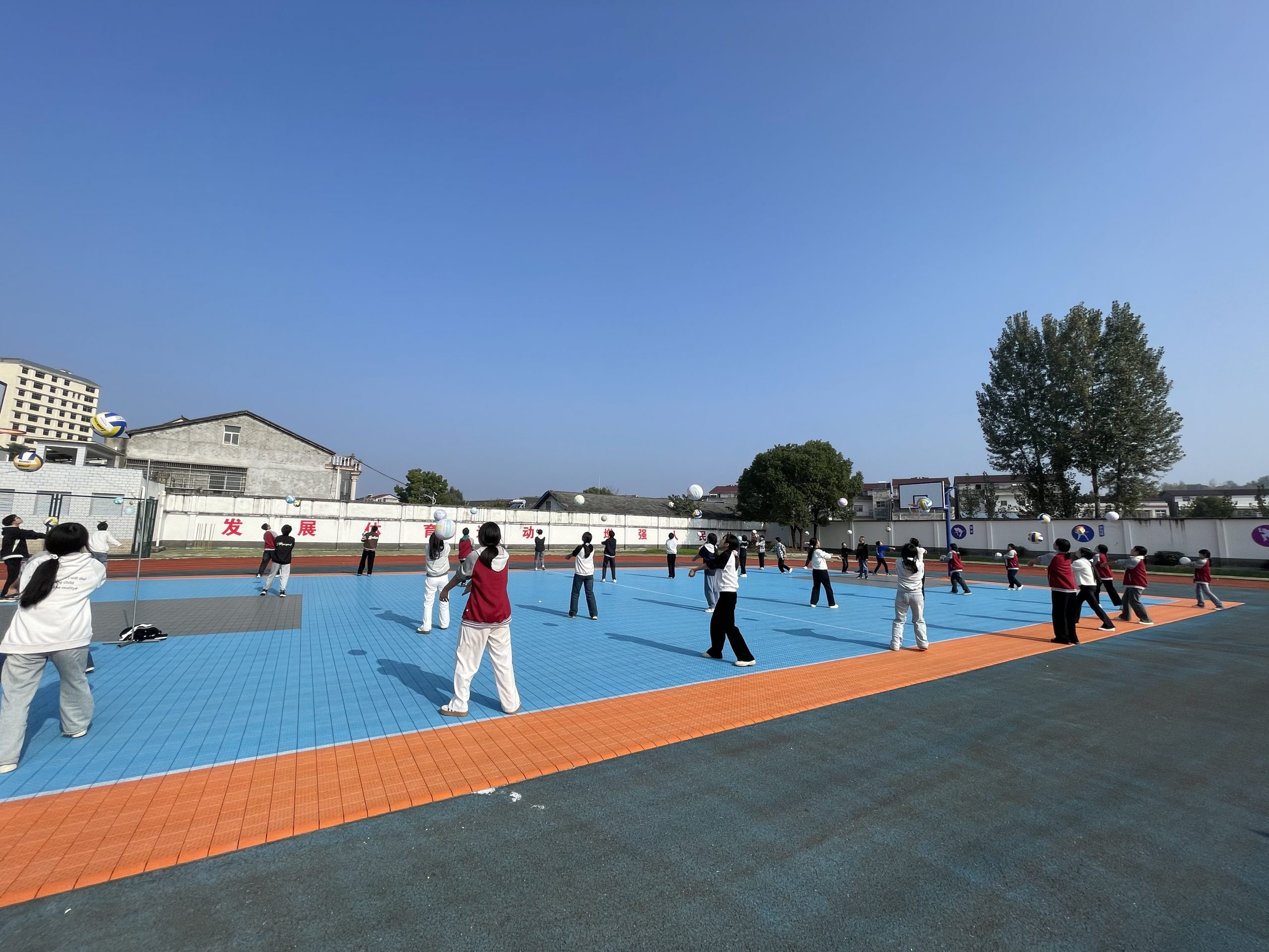 谷城县盛康二中学生“闻鸡起舞”备战体育中考