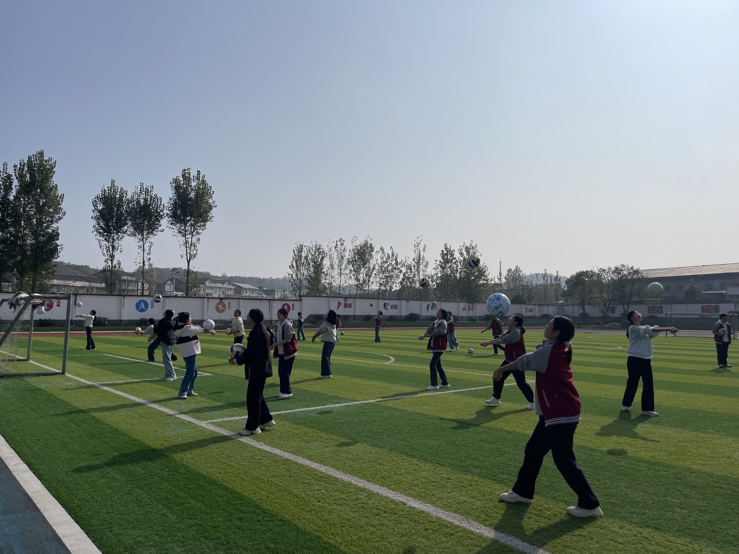 谷城县盛康二中学生“闻鸡起舞”备战体育中考