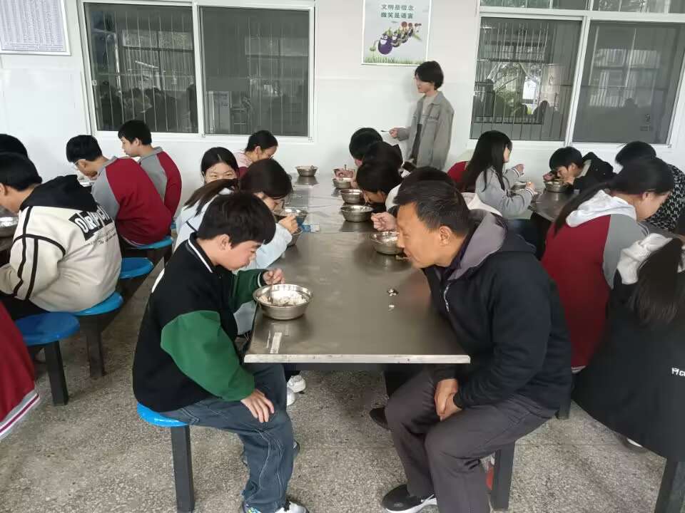 谷城县盛康二中精准施策解难题 暖心行动护成长