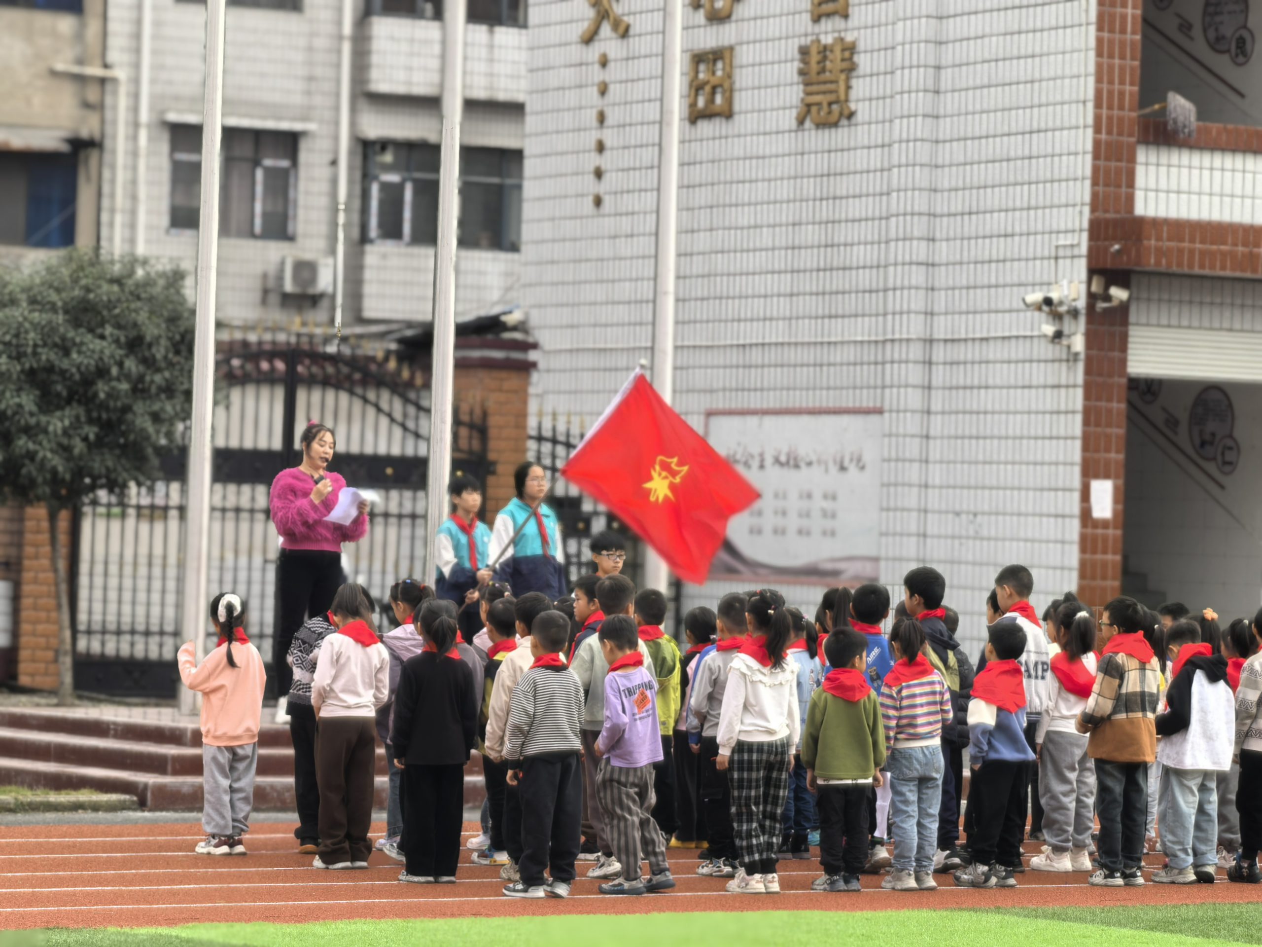 谷城县石花镇大峪桥中心小学：举行新队员入队仪式 师生见证成长时刻