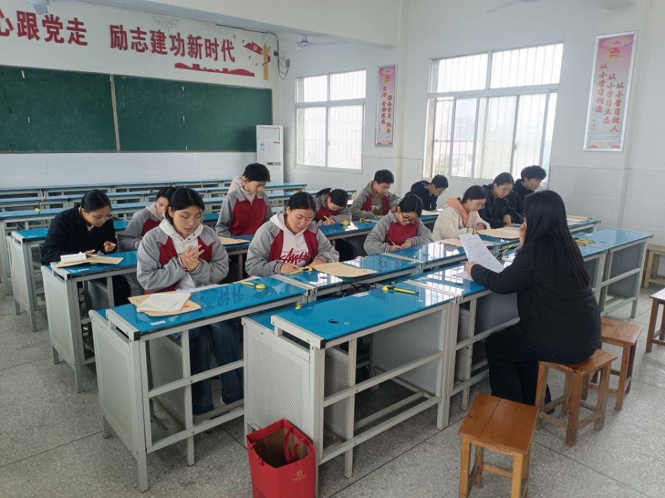 谷城县盛康二中开展入团积极分子团课培训 点亮青年理想航向