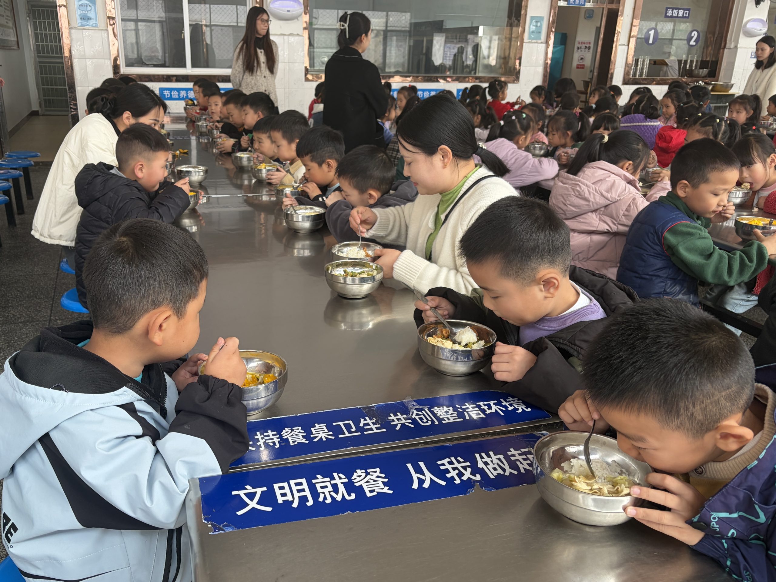 谷城县盛康镇小学：家校同心 共护“舌尖上的安全”