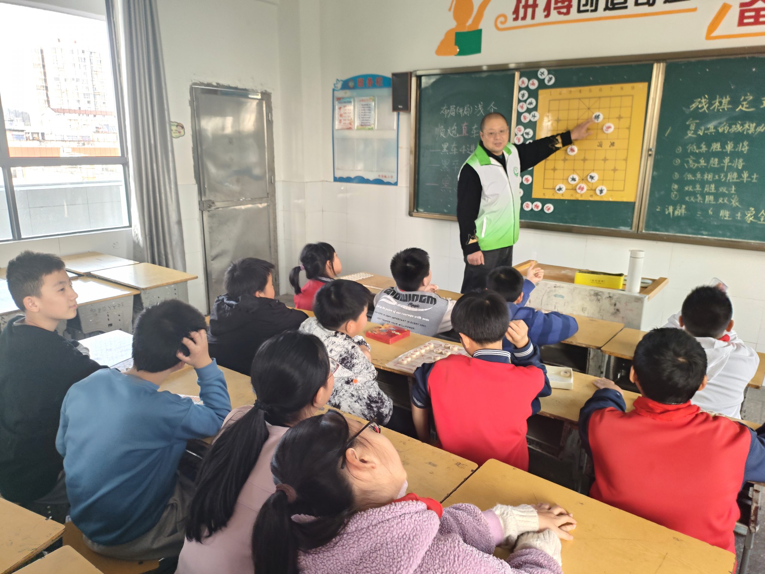 谷城县粉阳路小学教联体中华路校区：家校共育启新程  队旗飘扬护成长