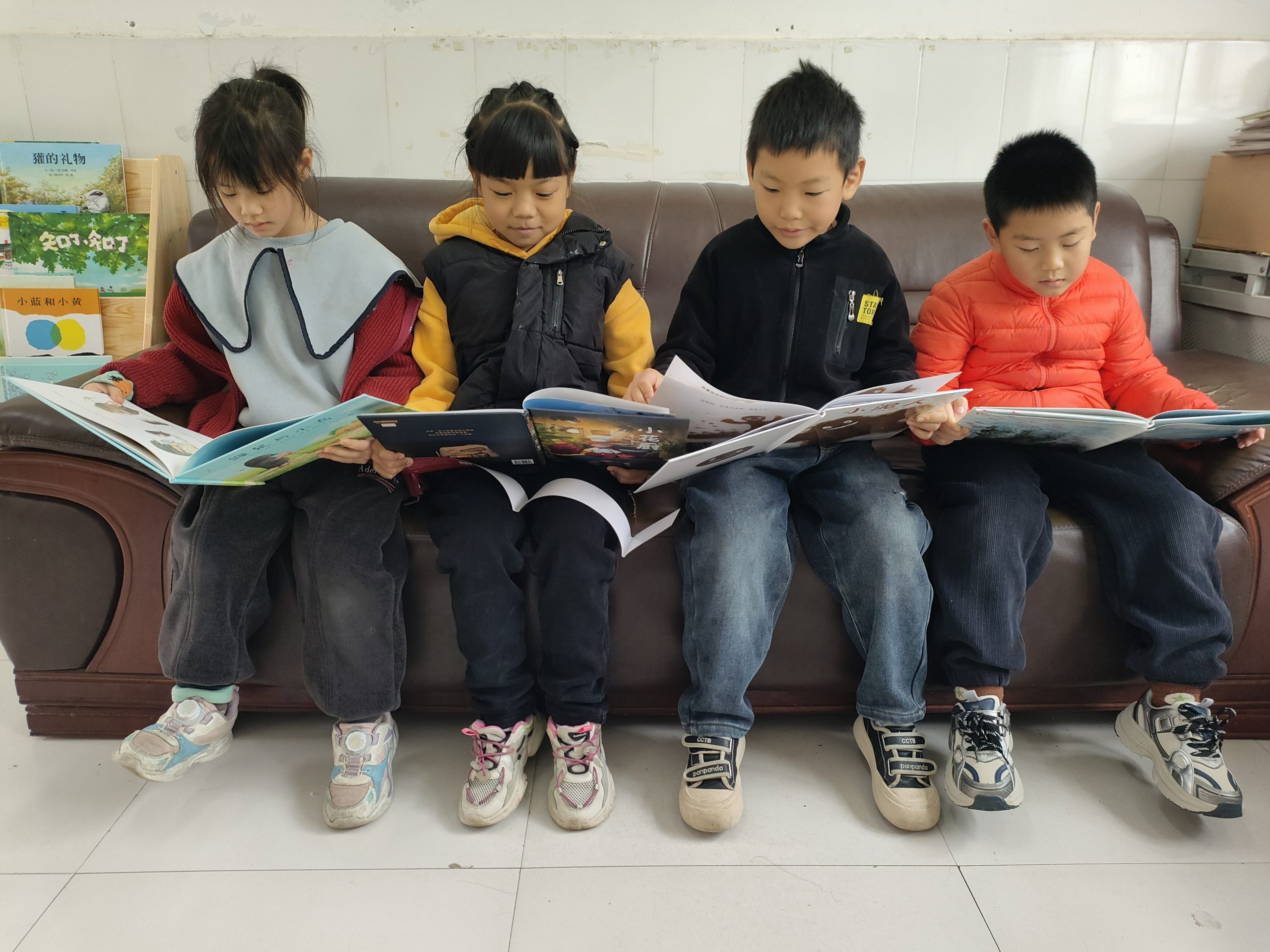 小种子图书计划为谷城中华路校区学子点亮阅读之光