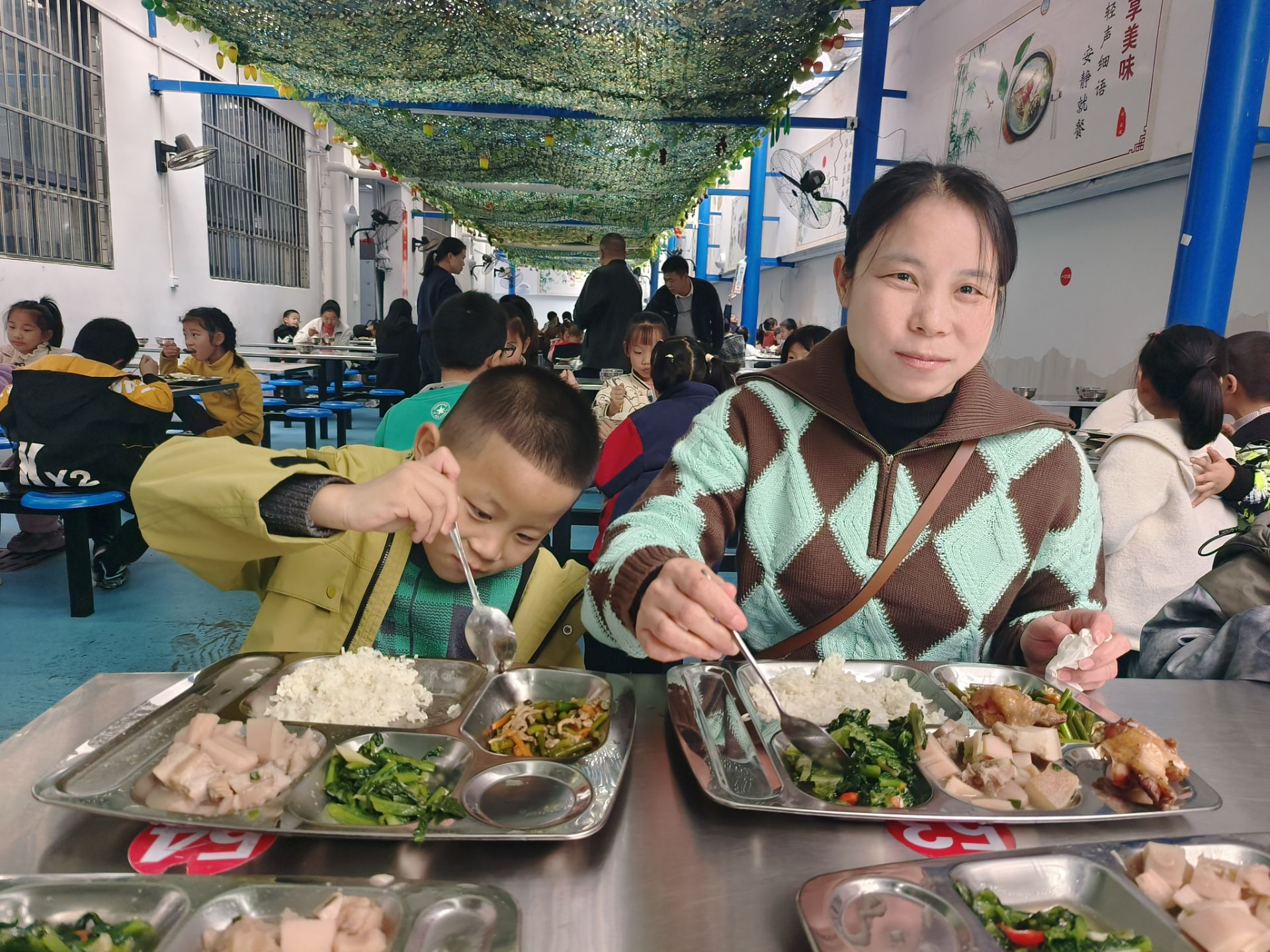 谷城县粉阳路小学教联体中华路校区：家校共育启新程  队旗飘扬护成长