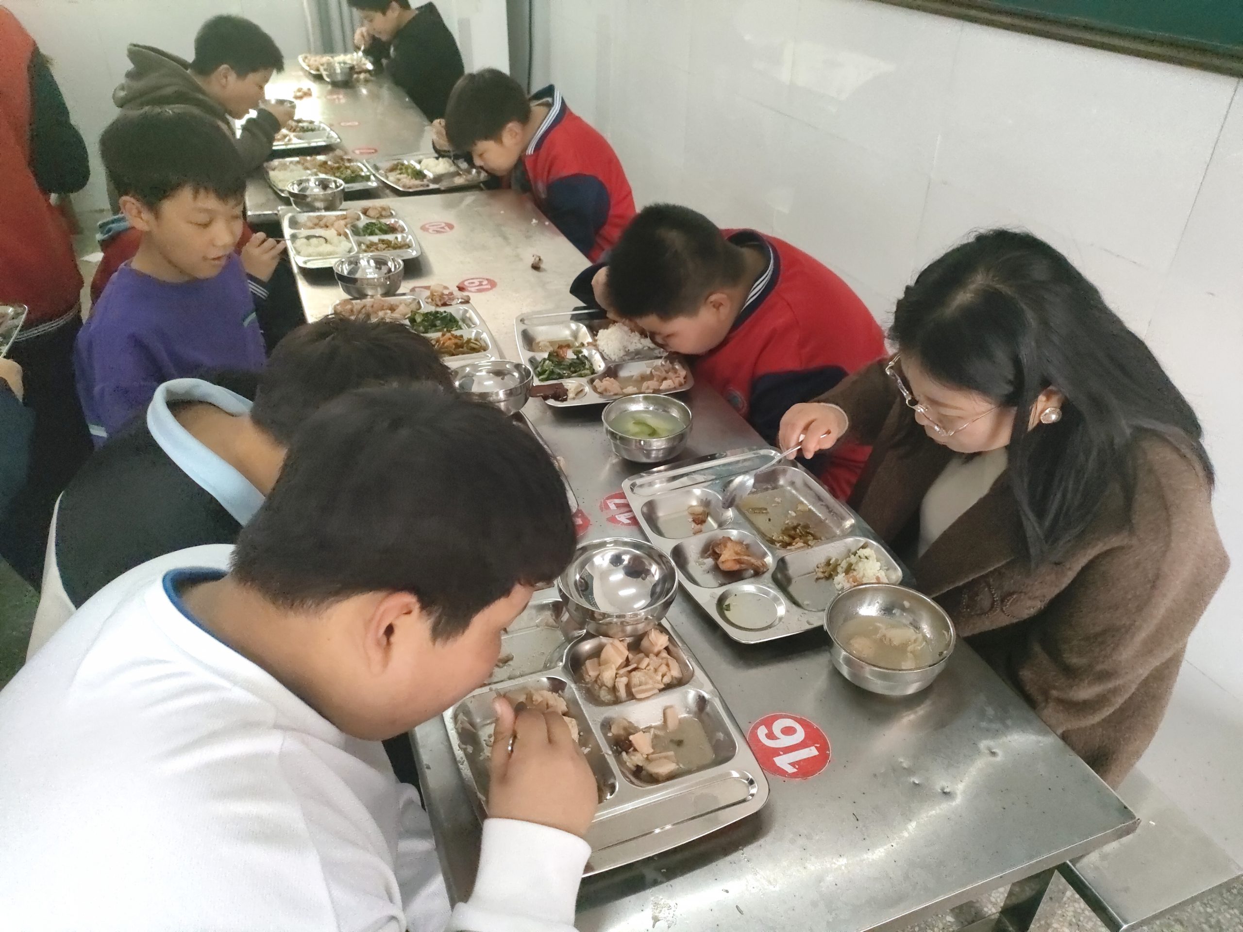 谷城县粉阳路小学教联体中华路校区：家校共育启新程  队旗飘扬护成长