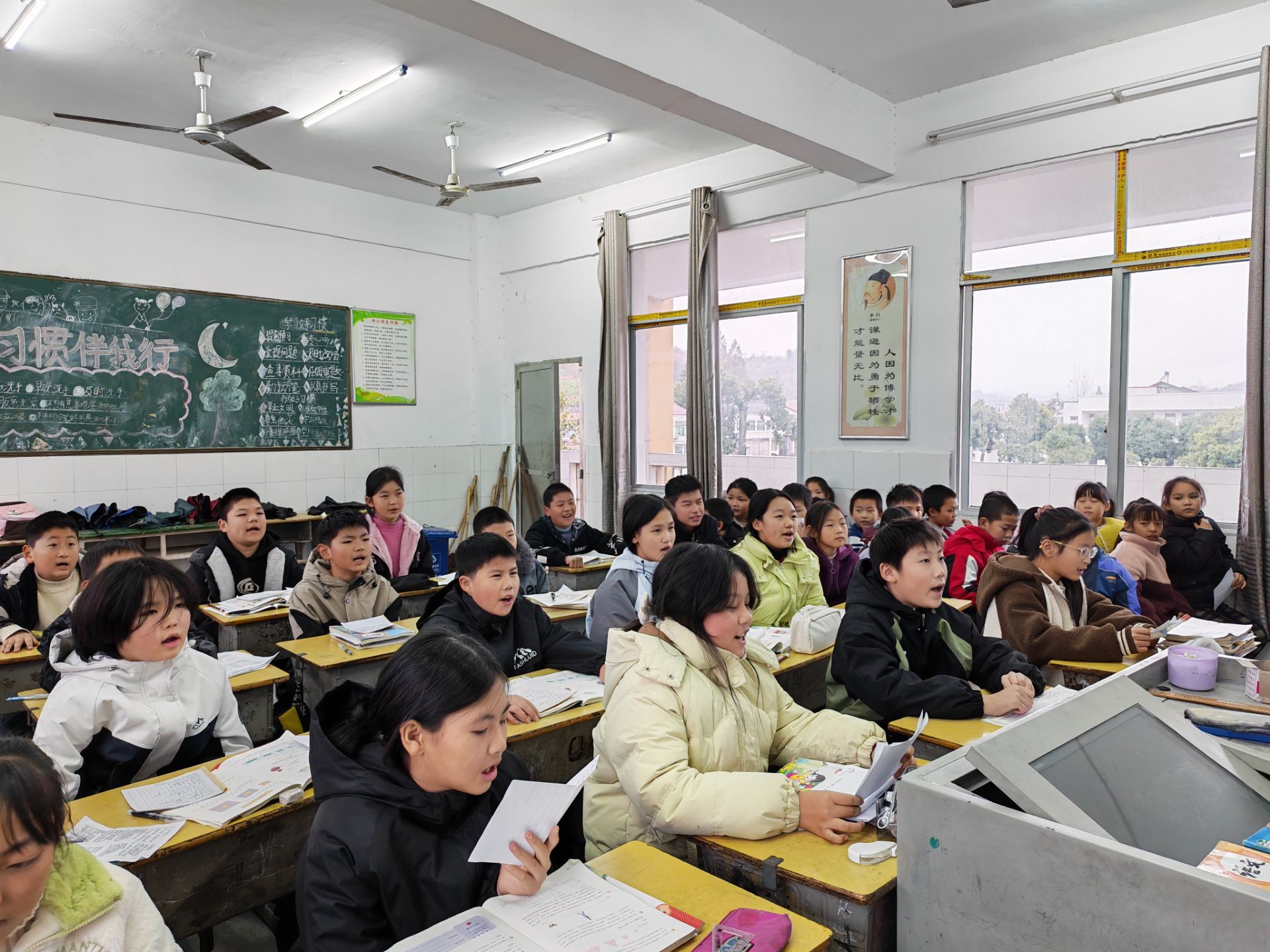 倒座中心小学：红歌嘹亮润童心  师生共谱爱国曲