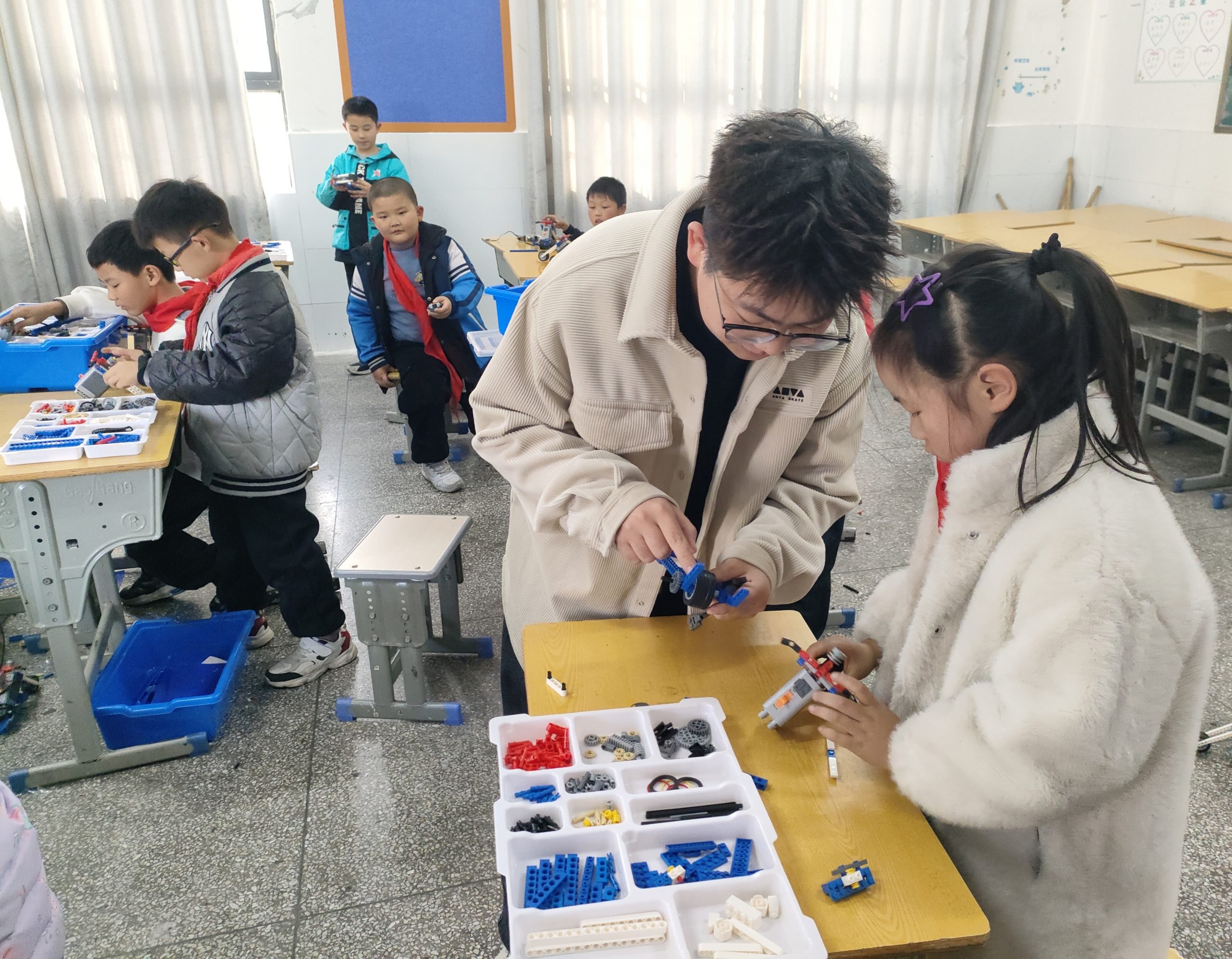 谷城县粉阳路小学教联体中华路校区：趣味编程启智慧 科技社团助成长