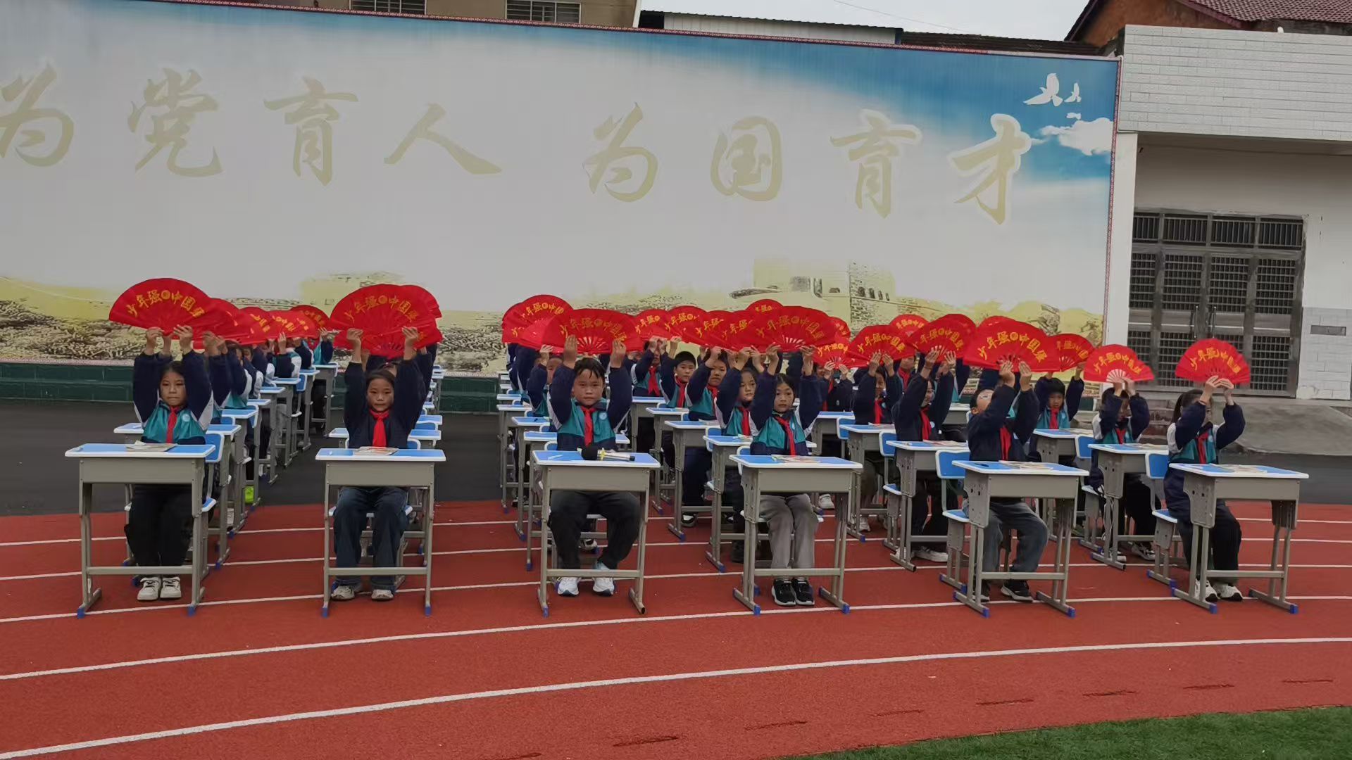 大峪桥中心小学:“桌”越梦想 舞动童心 大峪桥中心小学:“桌”越梦想 舞动童心