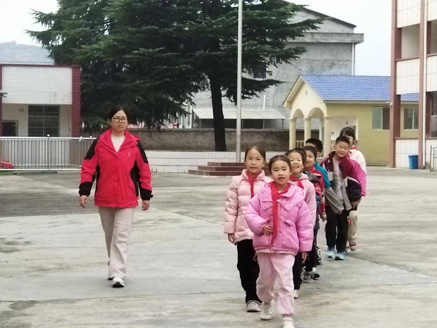 石花青年教师唐艳丽的一天