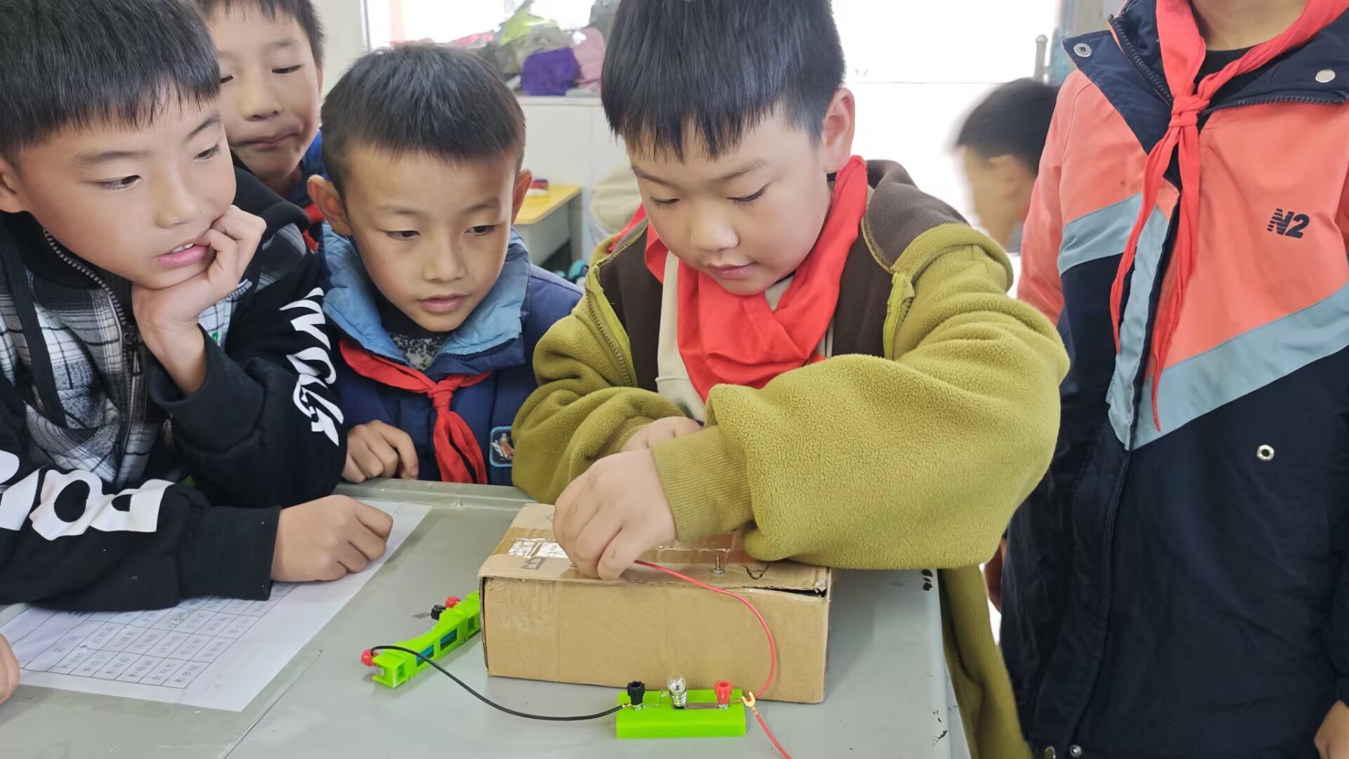 谷城县盛康镇小学：趣味科学课点亮好奇心  小小创客玩转电路