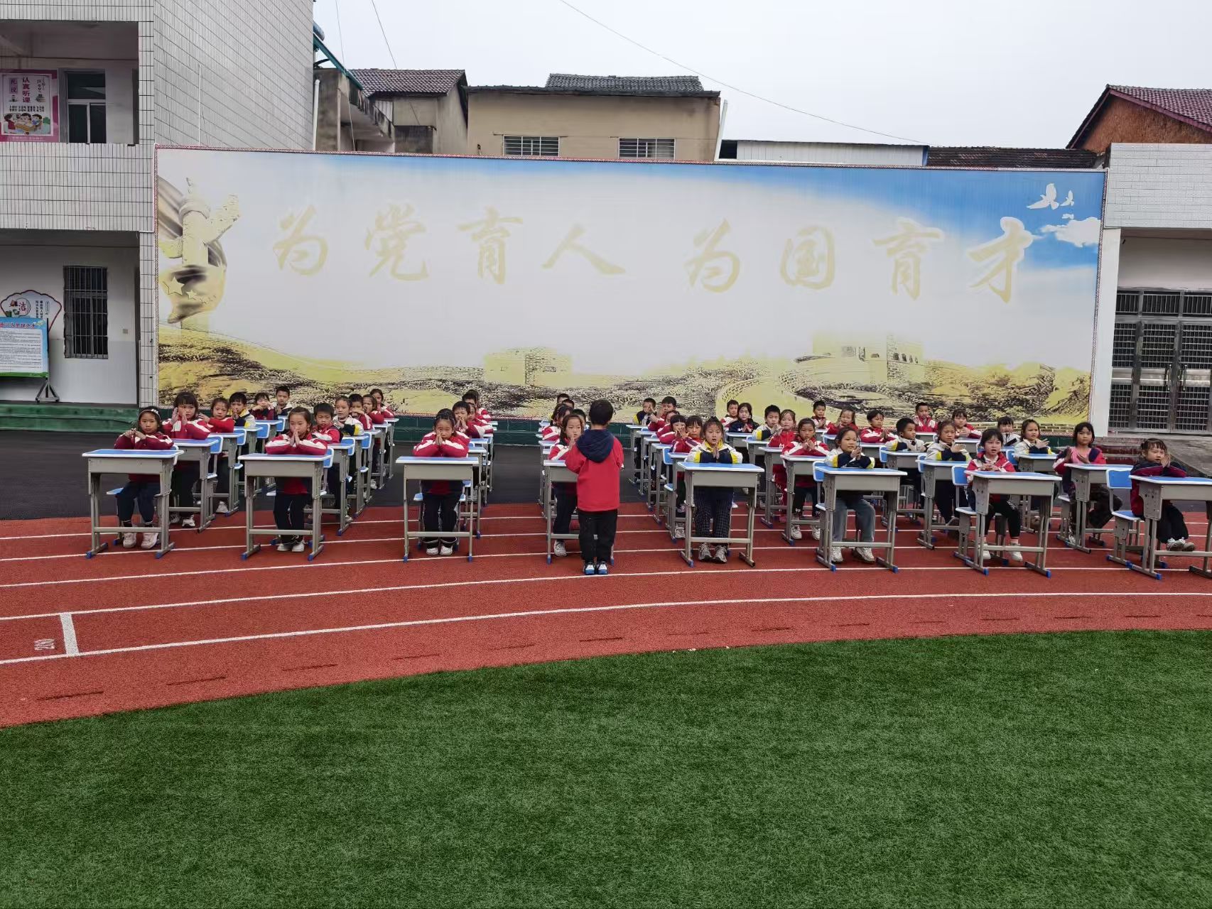 大峪桥中心小学:“桌”越梦想 舞动童心 大峪桥中心小学:“桌”越梦想 舞动童心
