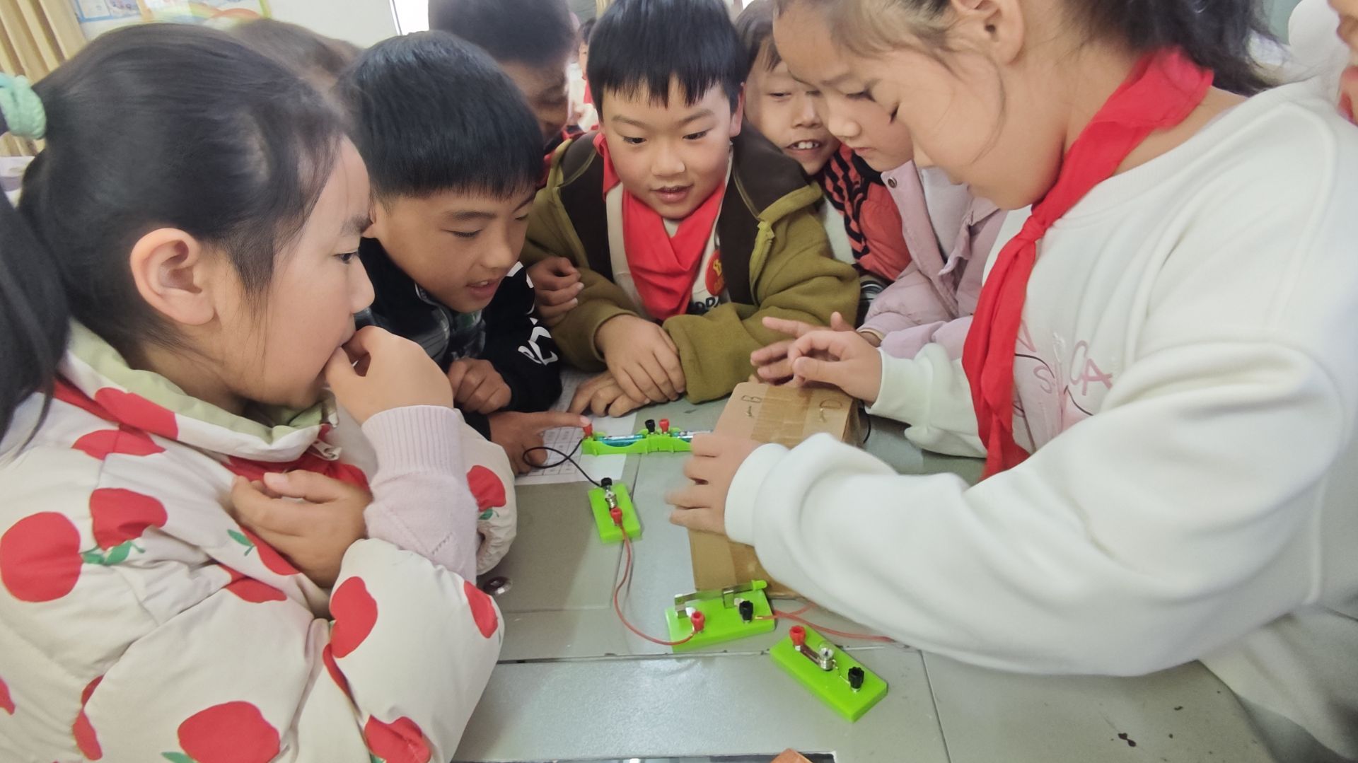 谷城县盛康镇小学：趣味科学课点亮好奇心  小小创客玩转电路