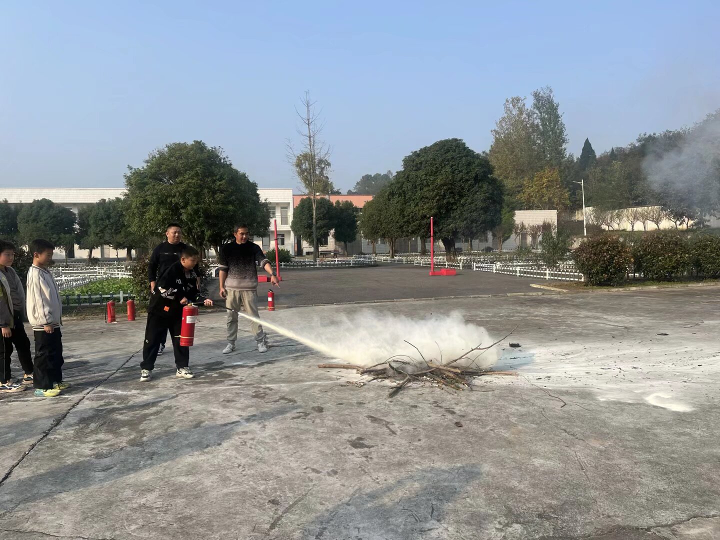 谷城县石花镇倒座中心小学：地震逃生+消防演练，筑牢校园安全“防护墙”