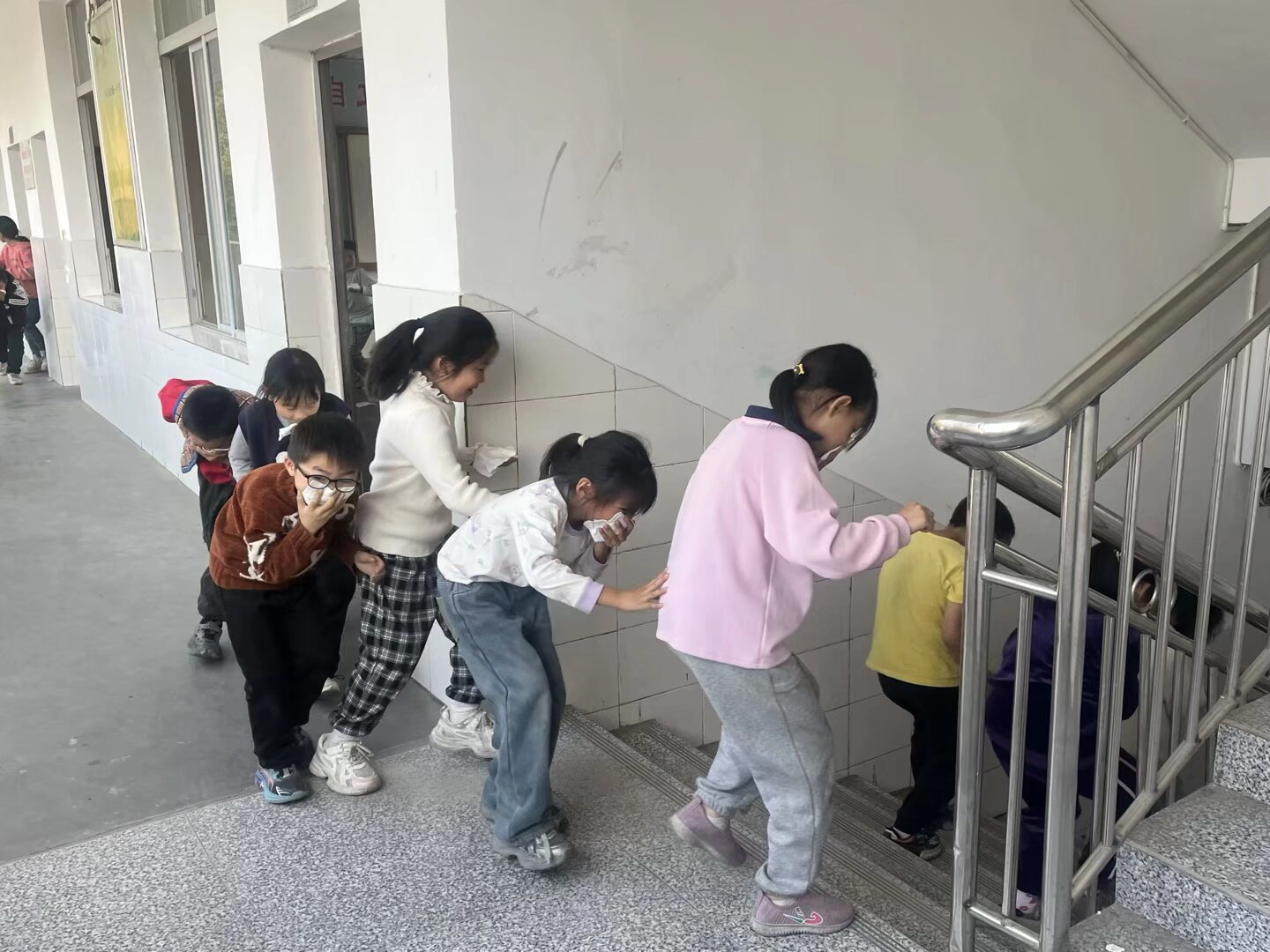 谷城县石花镇倒座中心小学：地震逃生+消防演练，筑牢校园安全“防护墙”