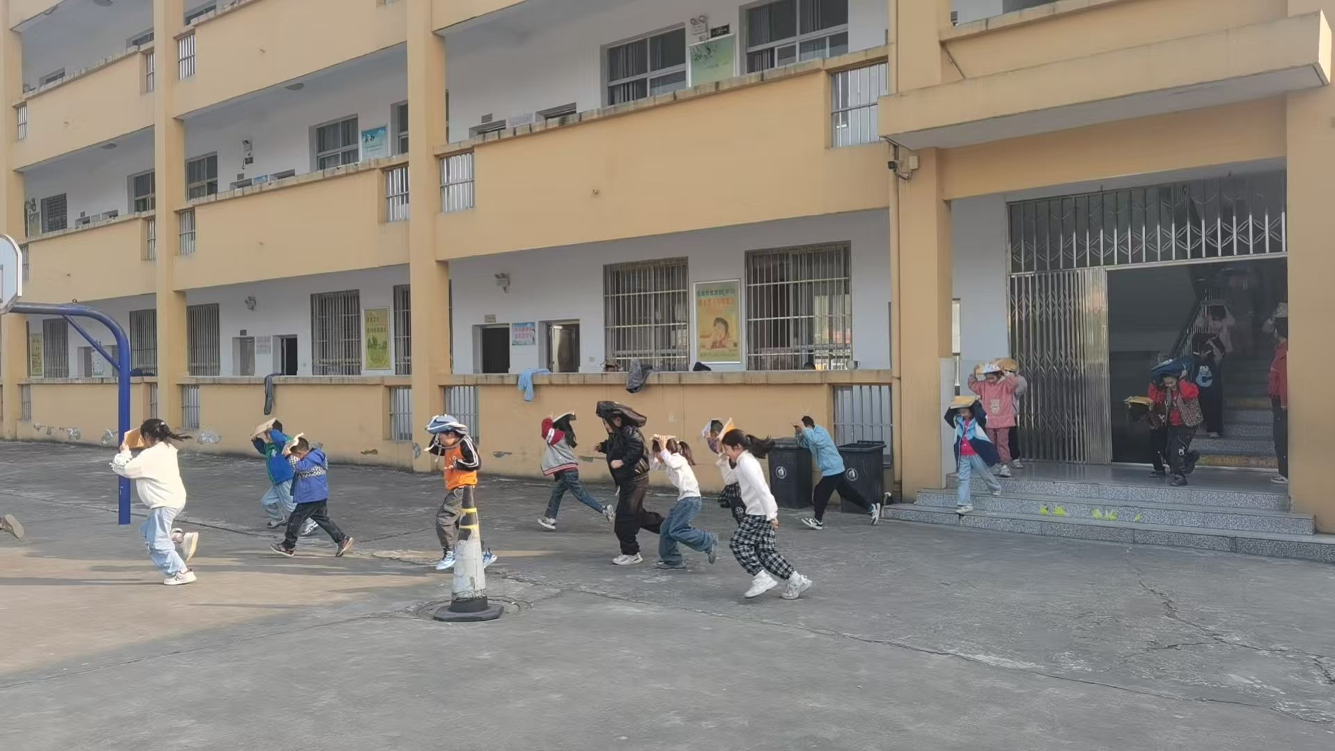 谷城县石花镇倒座中心小学：地震逃生+消防演练，筑牢校园安全“防护墙”