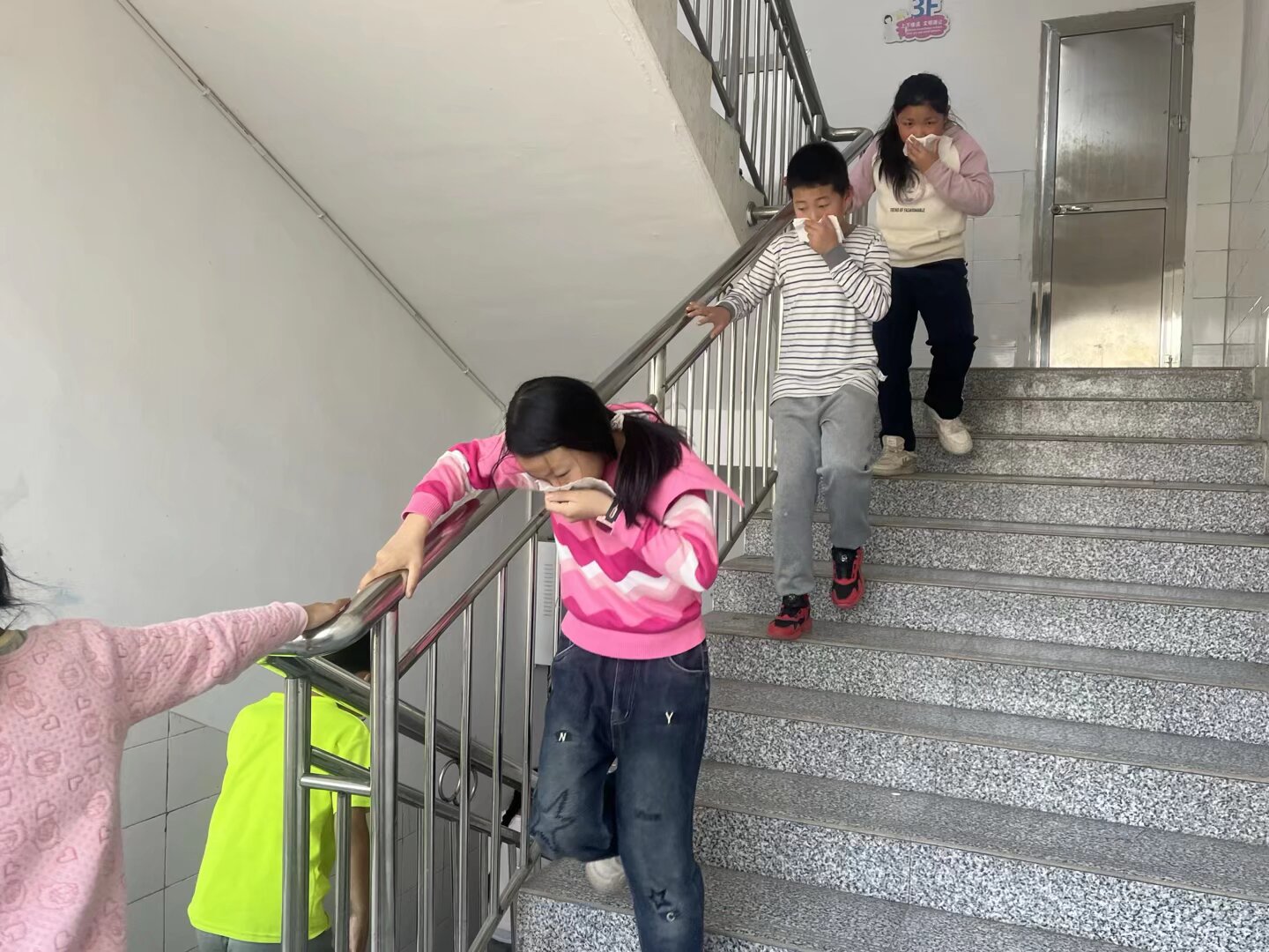 谷城县石花镇倒座中心小学：地震逃生+消防演练，筑牢校园安全“防护墙”