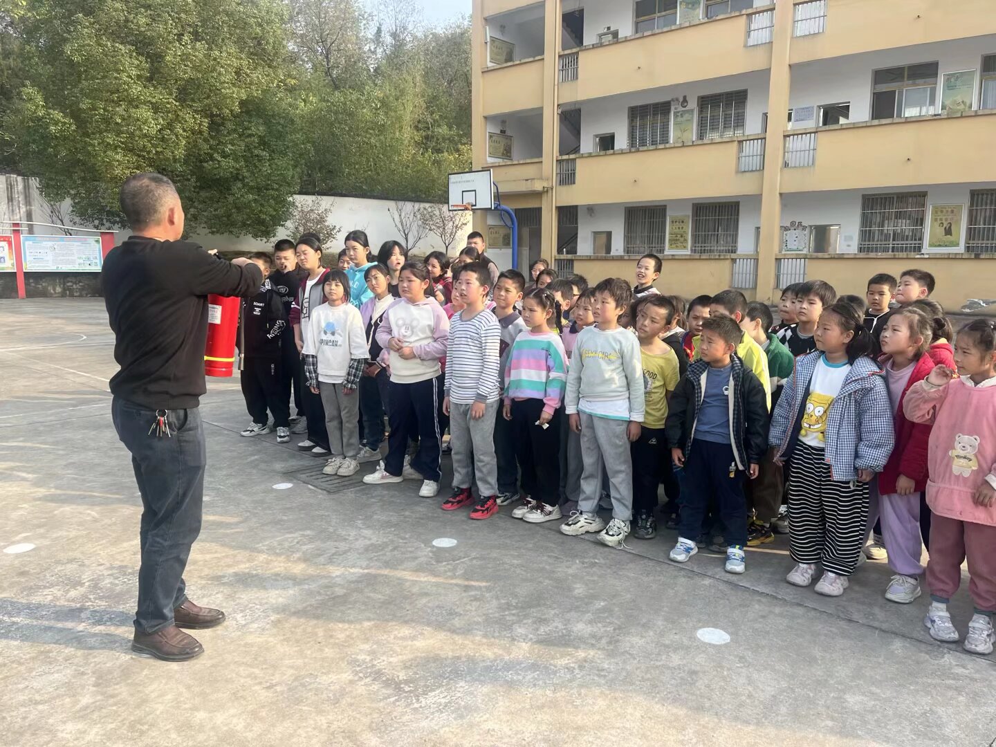 谷城县石花镇倒座中心小学：地震逃生+消防演练，筑牢校园安全“防护墙”