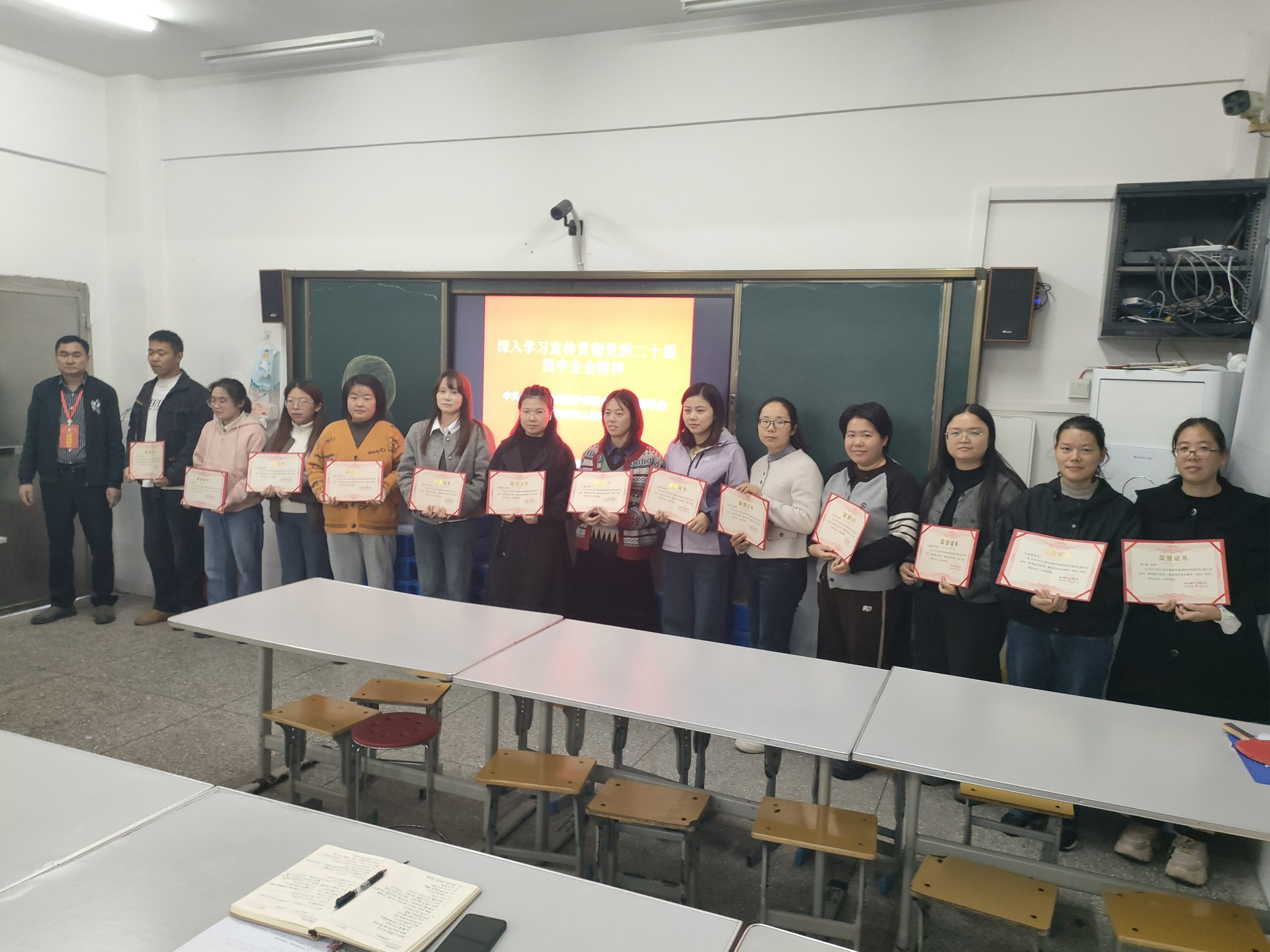 课堂竞风采  新秀燃薪火！谷城中华路校区表彰教学技能标兵