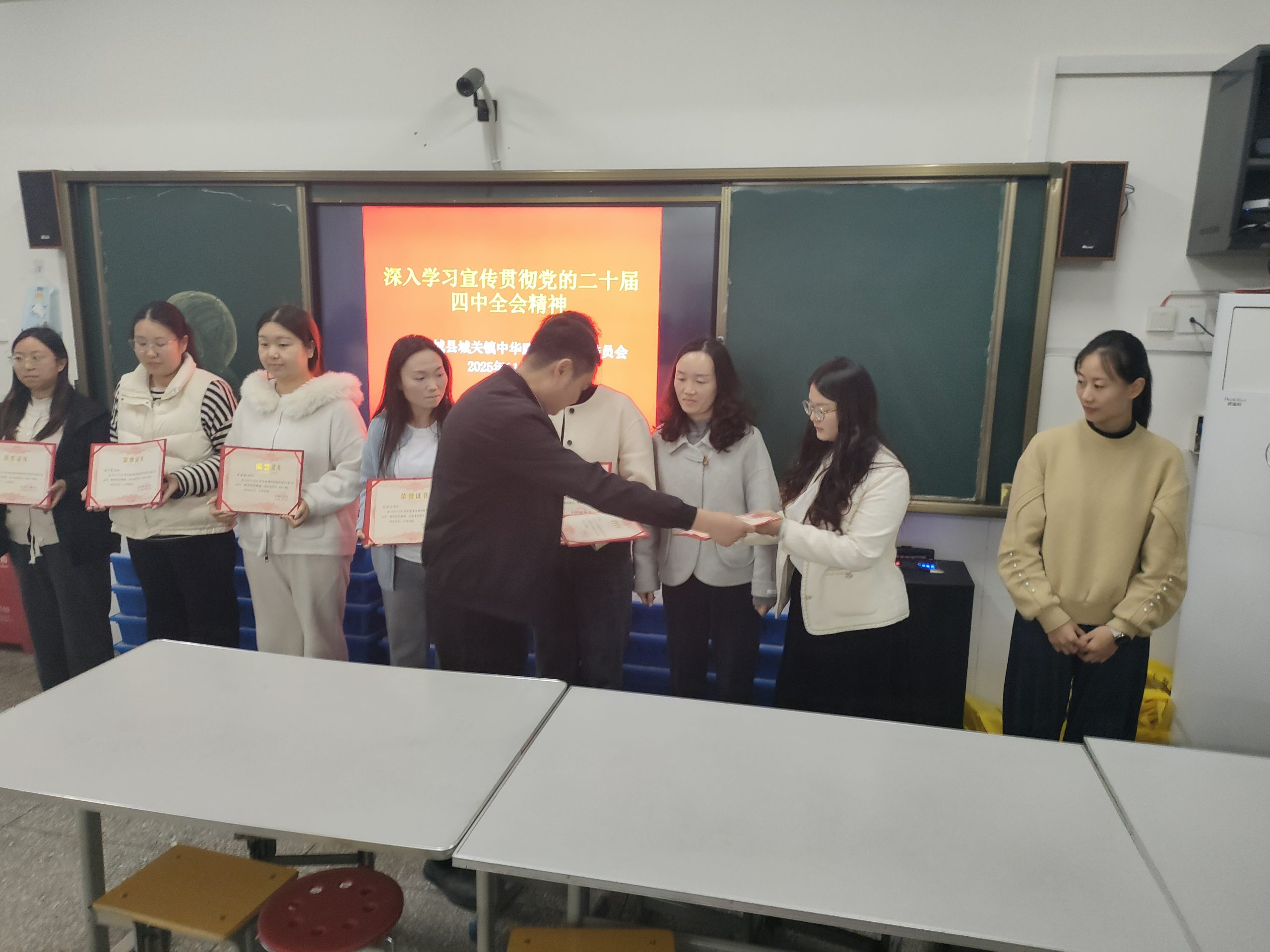 谷城县粉阳路小学教联体中华路校区：表彰教学技能标兵  赋能青年教师成长