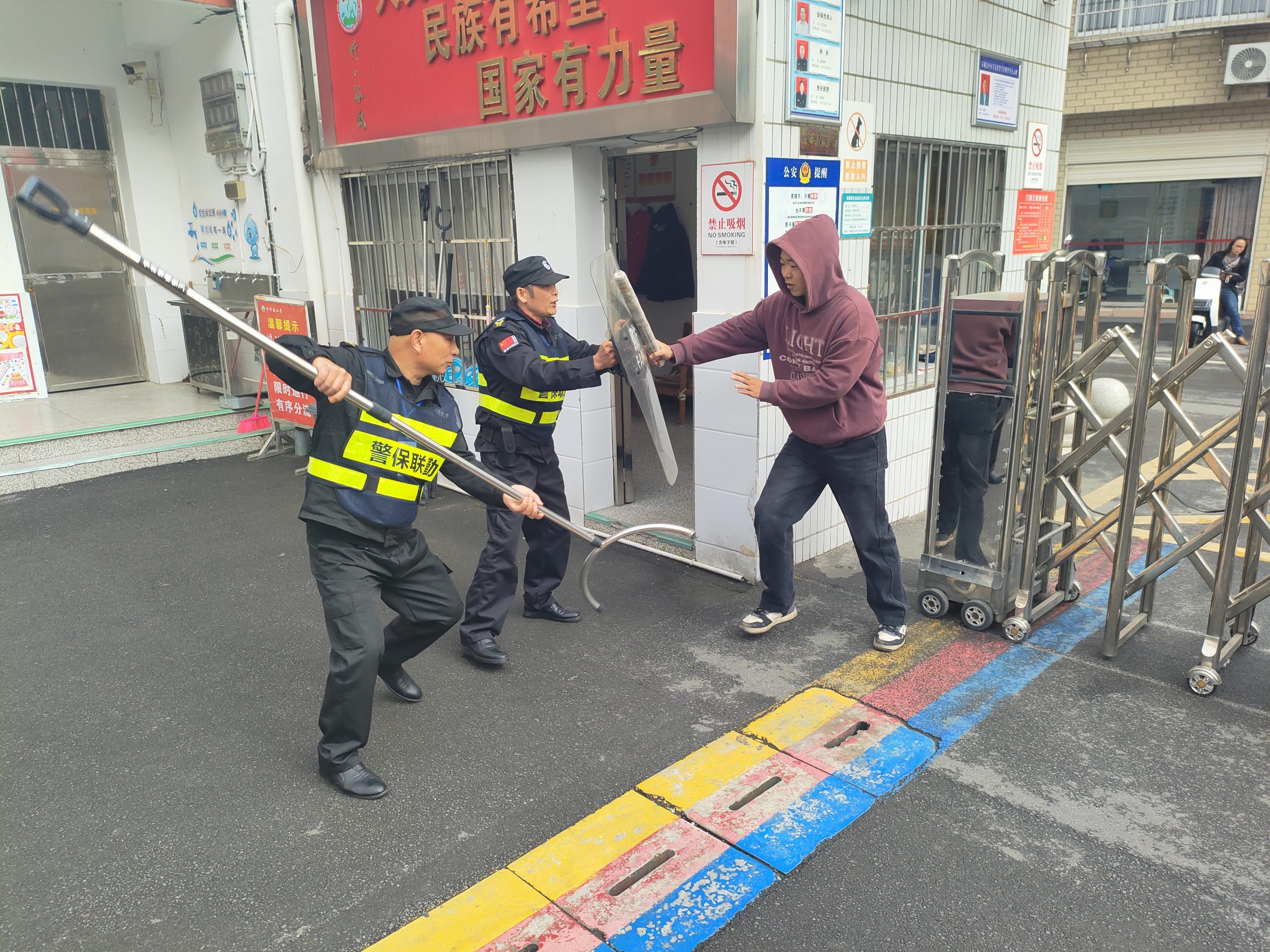 谷城县城关镇中华路小学：模拟演练强技能  以练筑防护平安