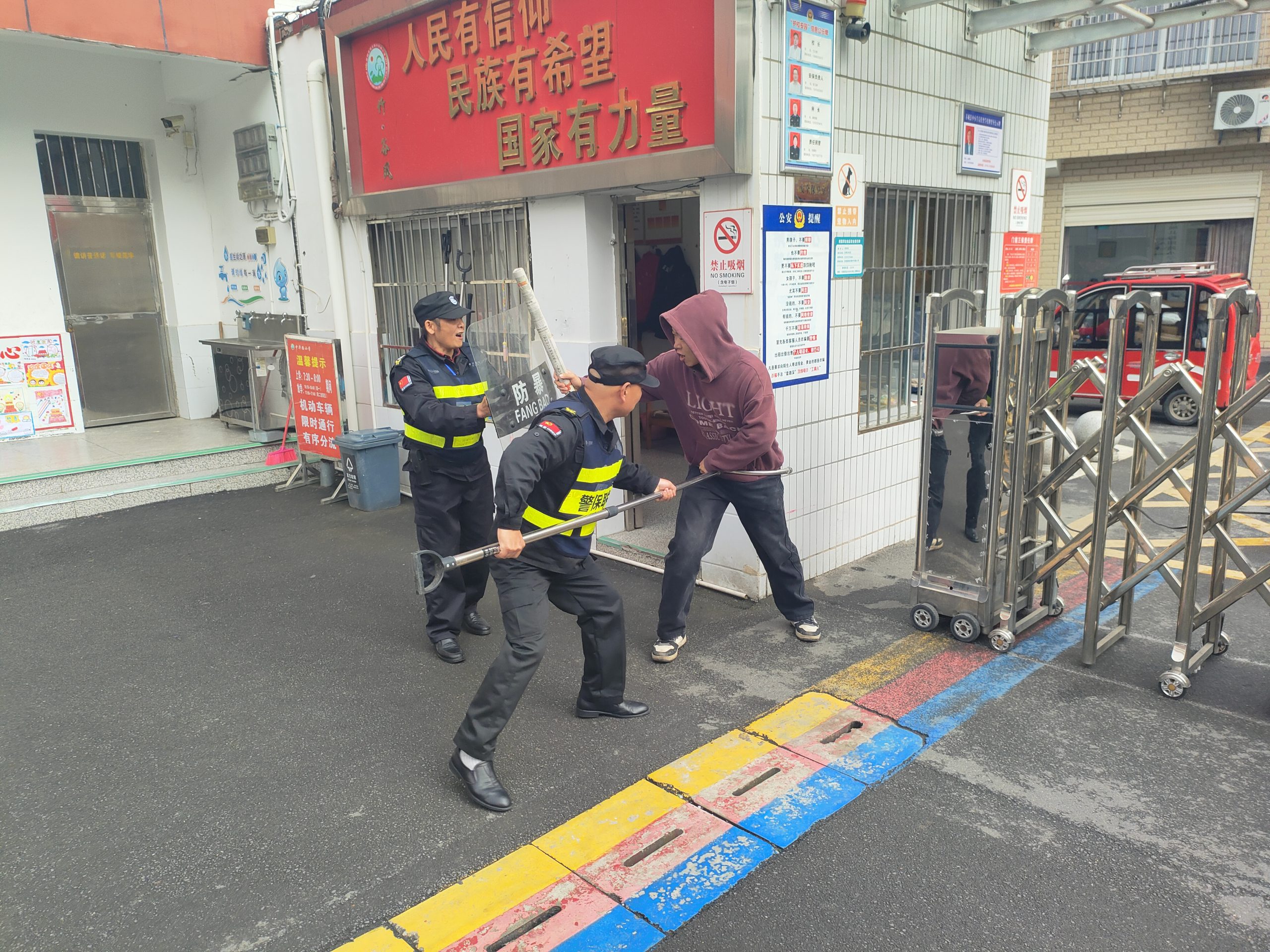 谷城县城关镇中华路小学：模拟演练强技能  以练筑防护平安