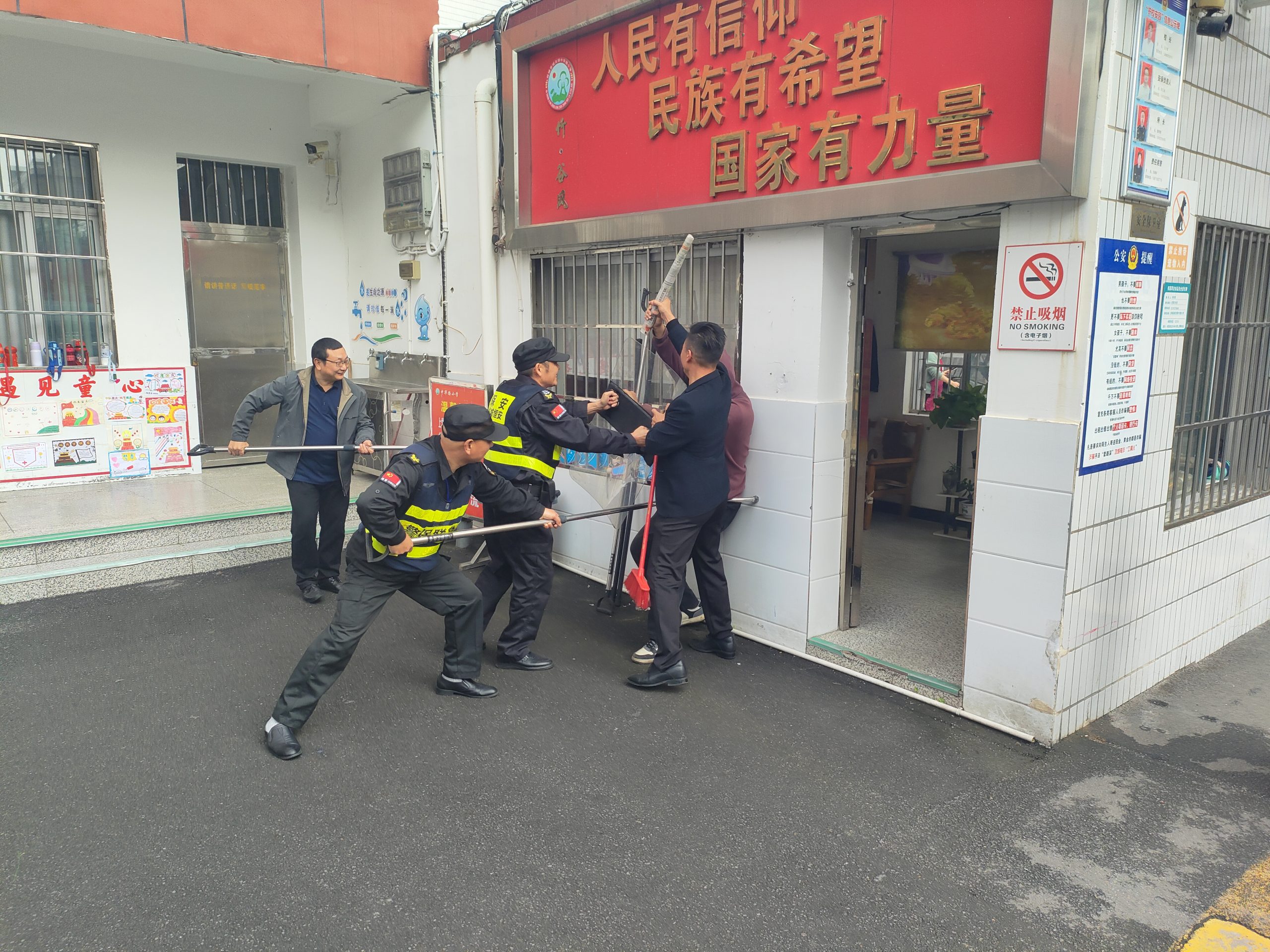 谷城县城关镇中华路小学：模拟演练强技能  以练筑防护平安