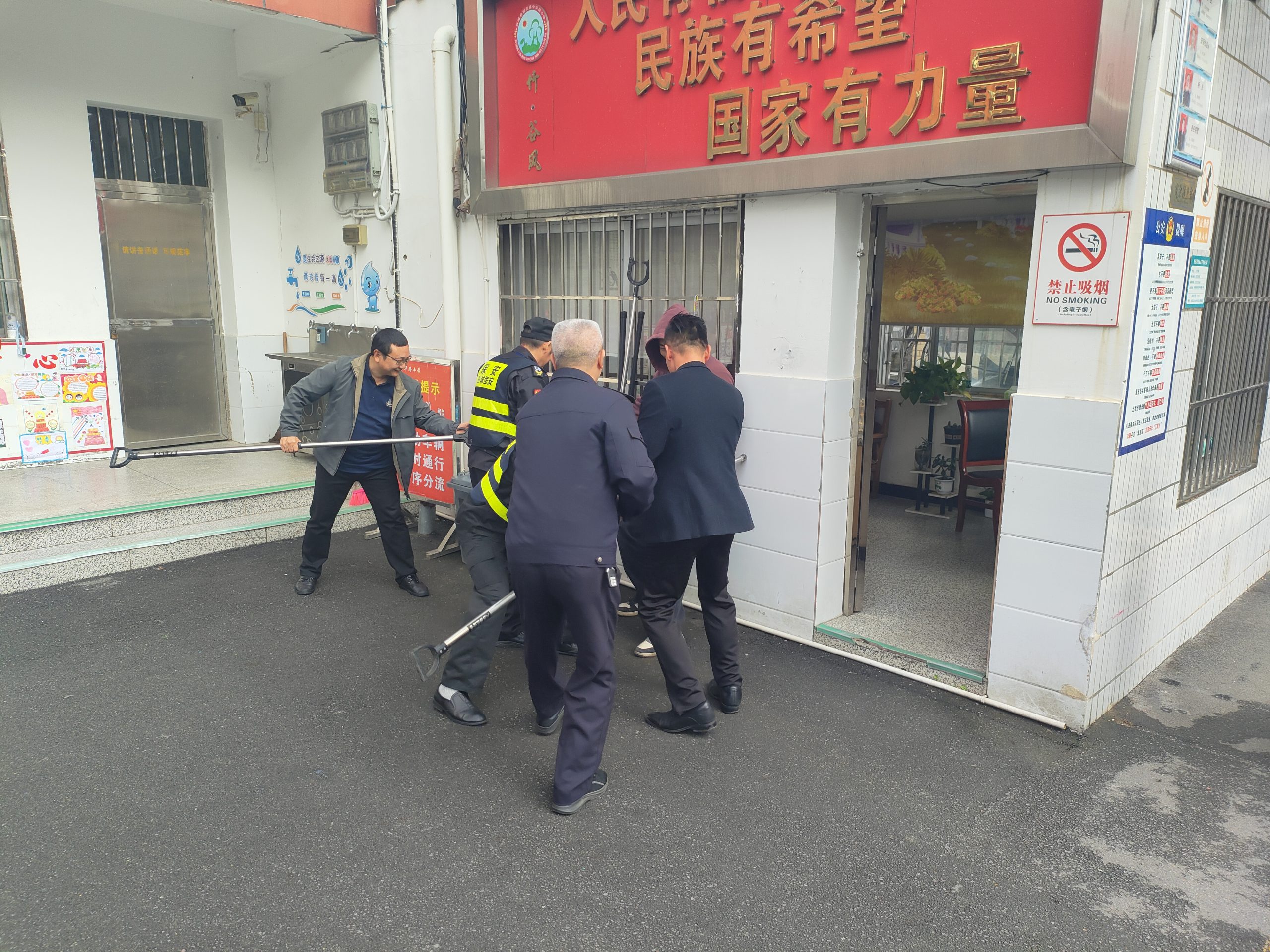 谷城县城关镇中华路小学：模拟演练强技能  以练筑防护平安