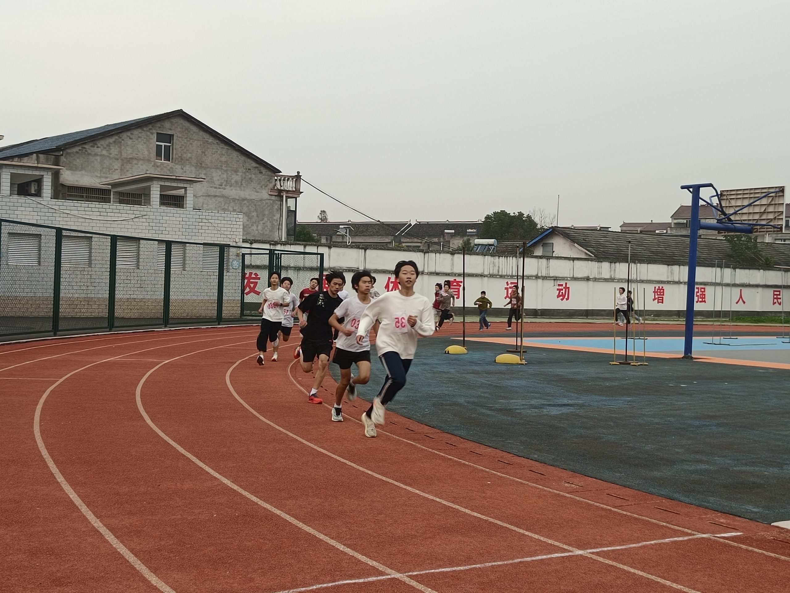 金秋燃赛场 少年砺锋芒——谷城县盛康镇二中第35届秋季运动会圆满落幕