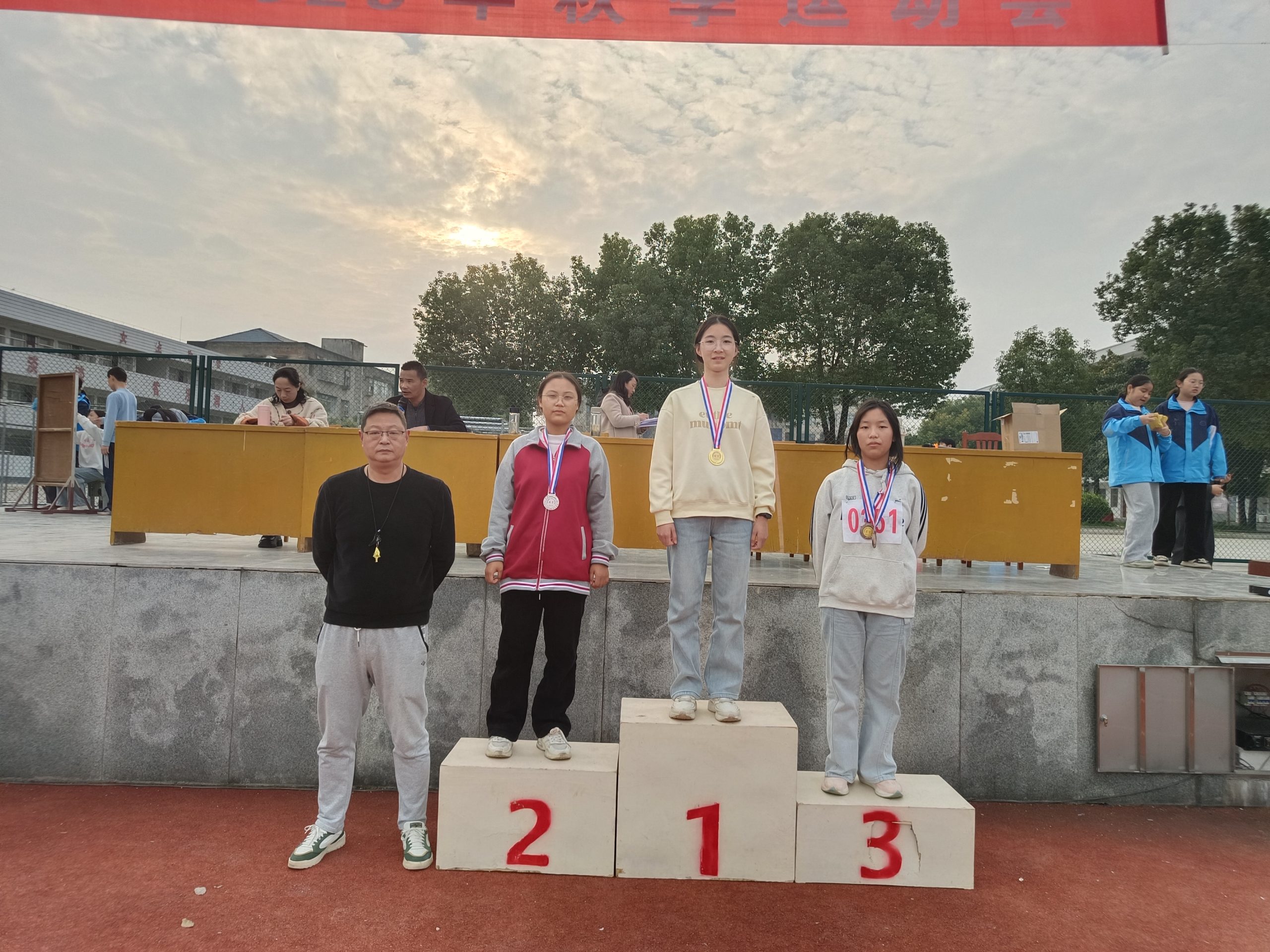 金秋燃赛场 少年砺锋芒——谷城县盛康镇二中第35届秋季运动会圆满落幕