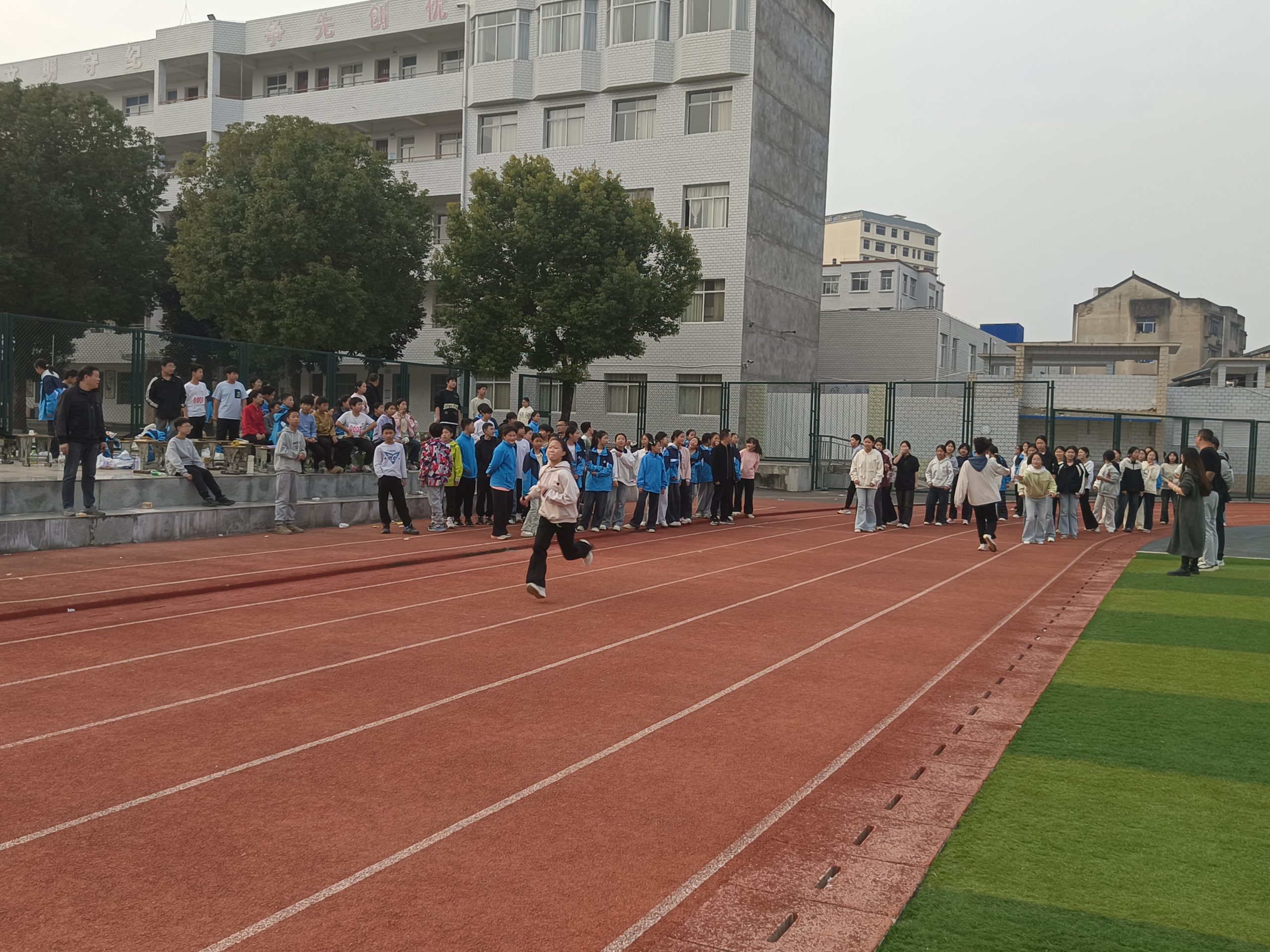 金秋燃赛场 少年砺锋芒——谷城县盛康镇二中第35届秋季运动会圆满落幕