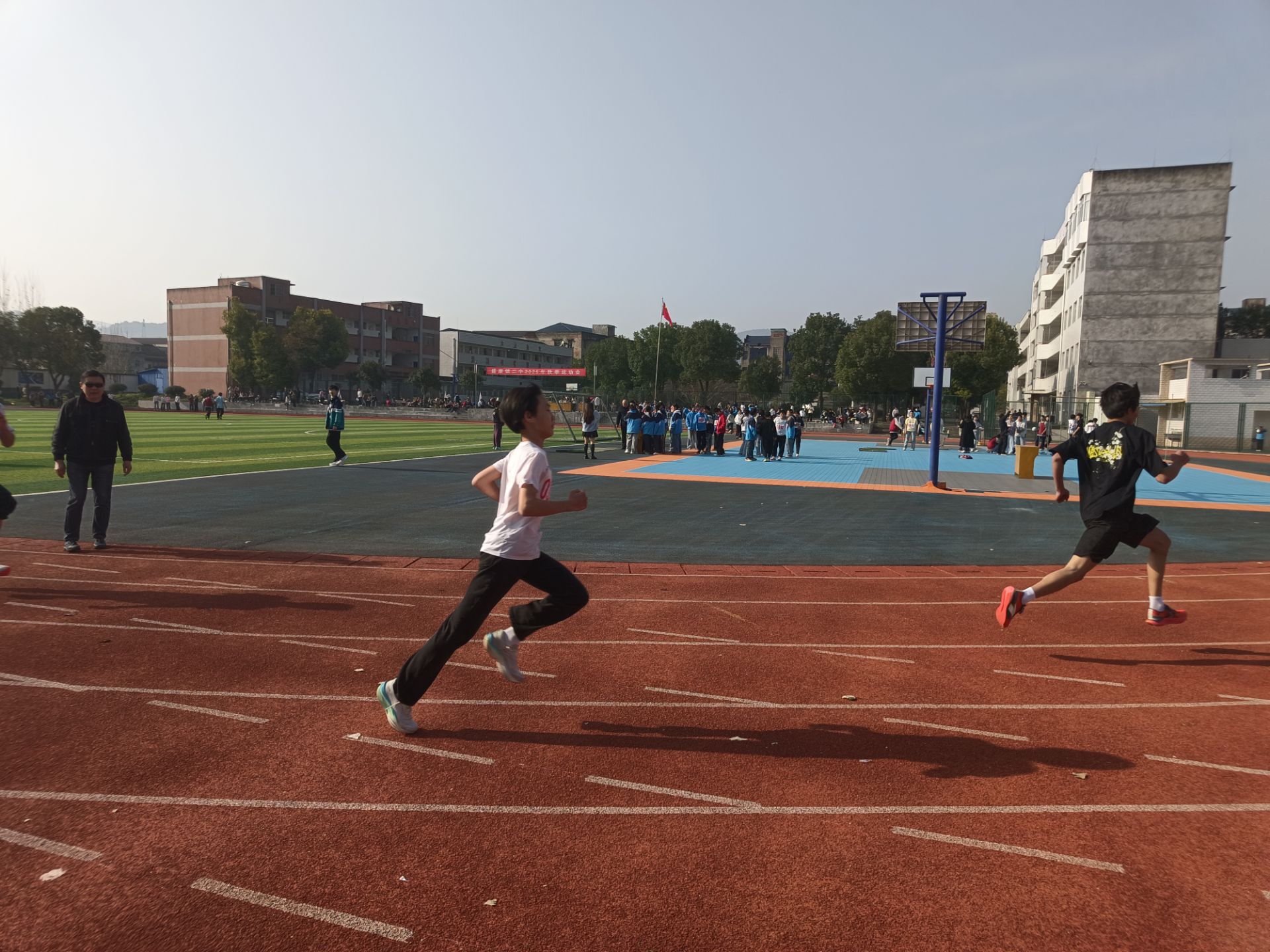 金秋燃赛场 少年砺锋芒——谷城县盛康镇二中第35届秋季运动会圆满落幕