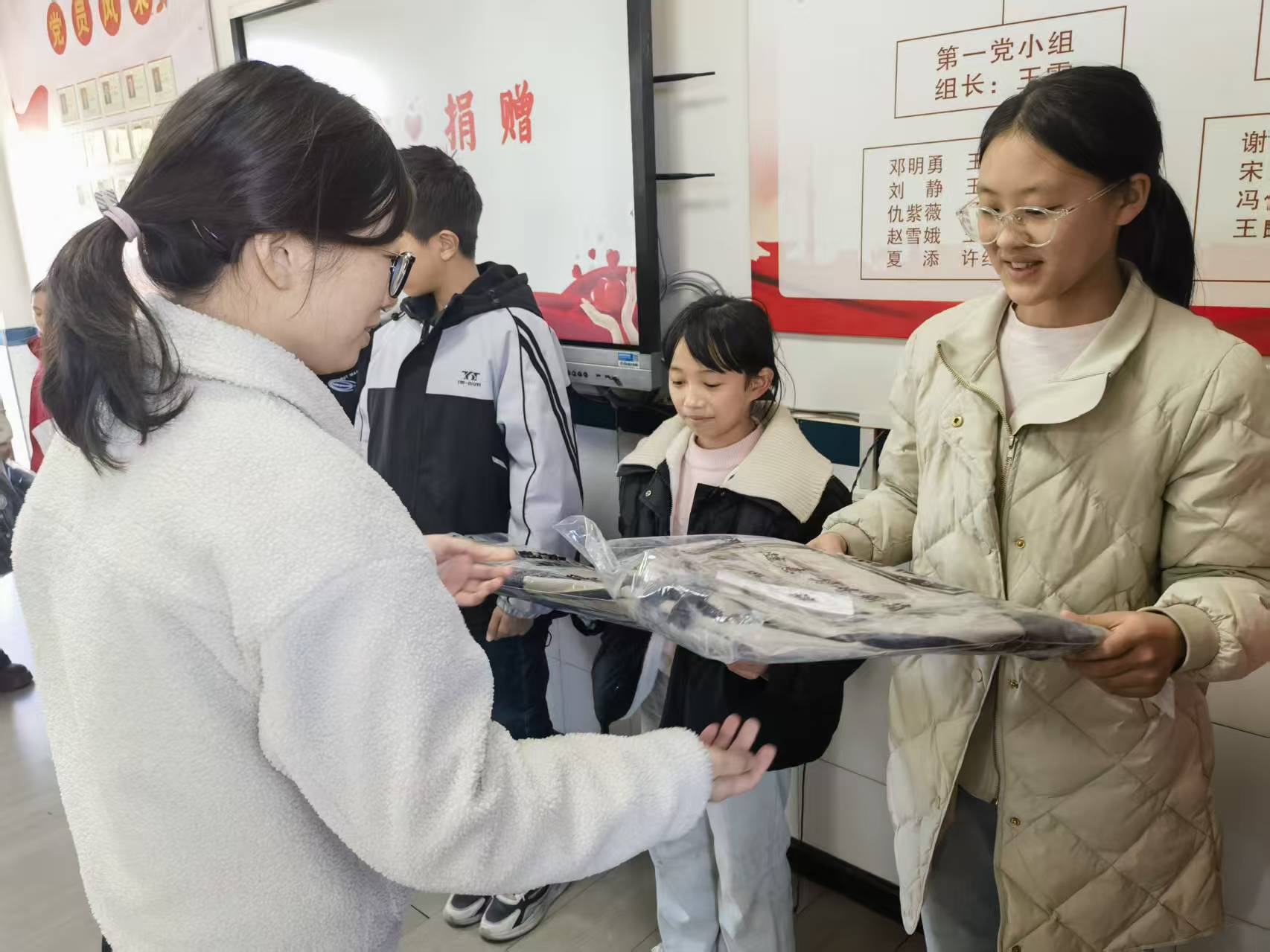 樊城区上茶庵中心小学：慈善普法润乡校  爱心礼包护童心
