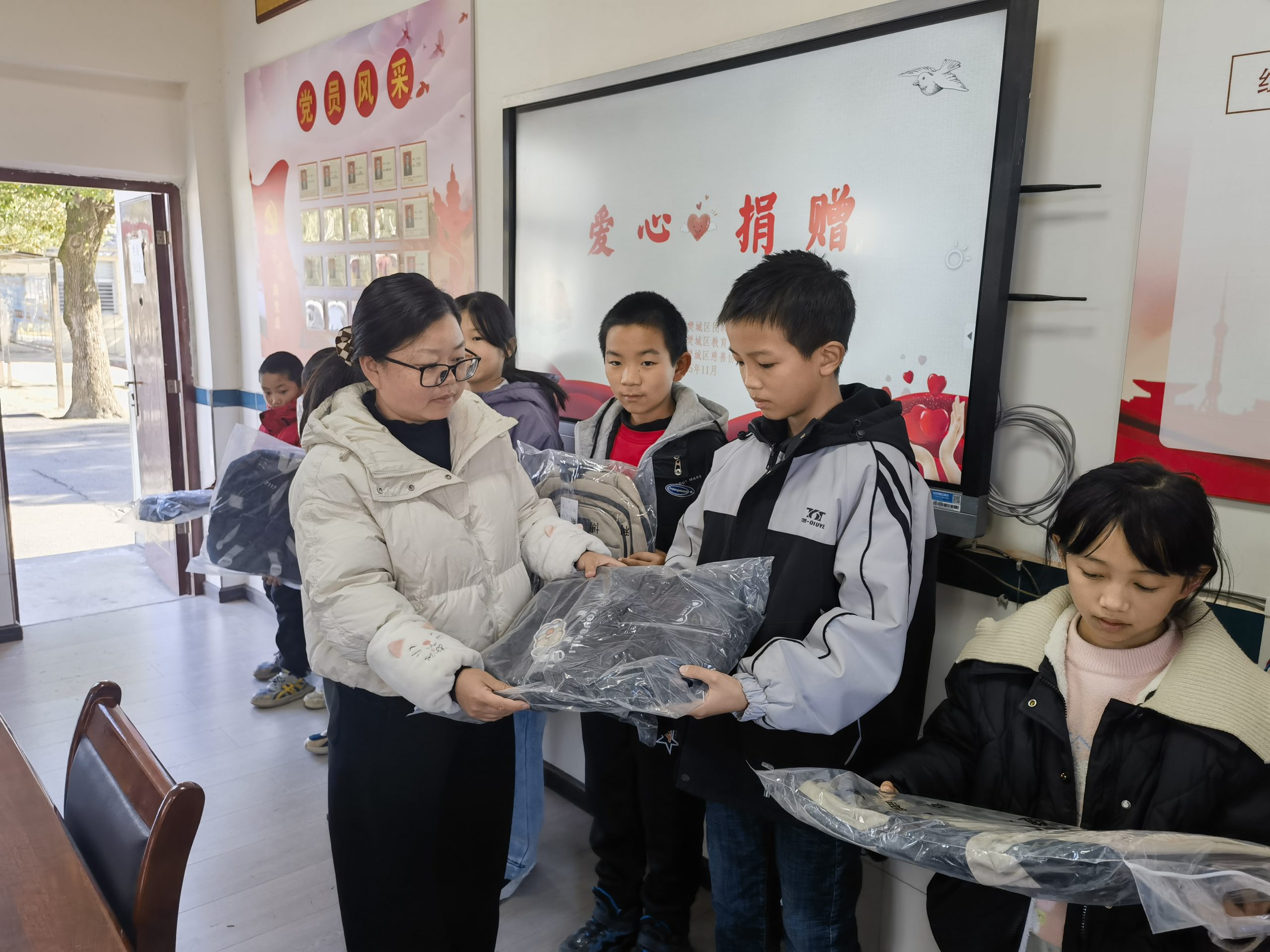 樊城区上茶庵中心小学：慈善普法润乡校  爱心礼包护童心