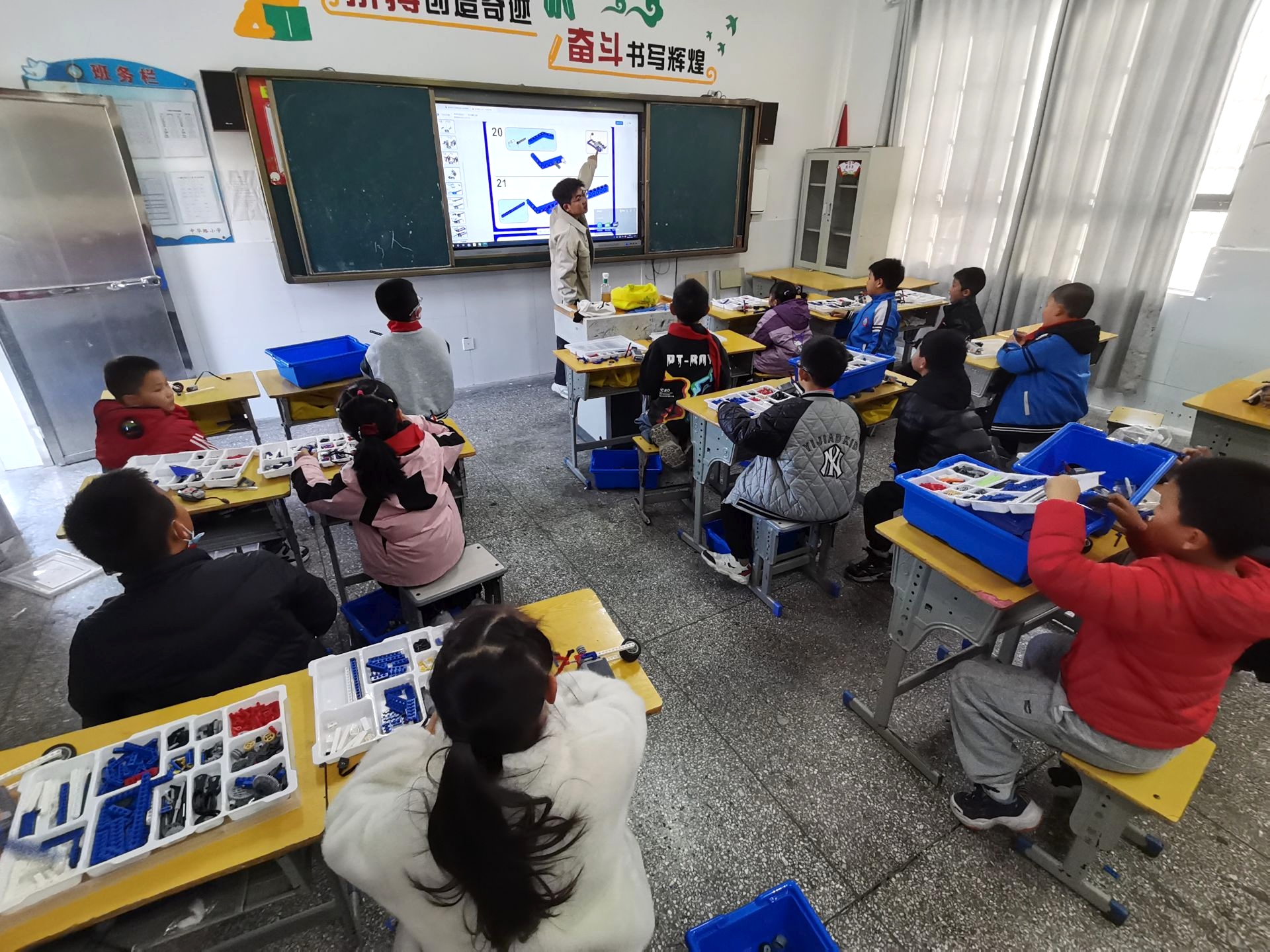 谷城县粉阳路小学教联体中华路校区：趣味编程启智慧 科技社团助成长