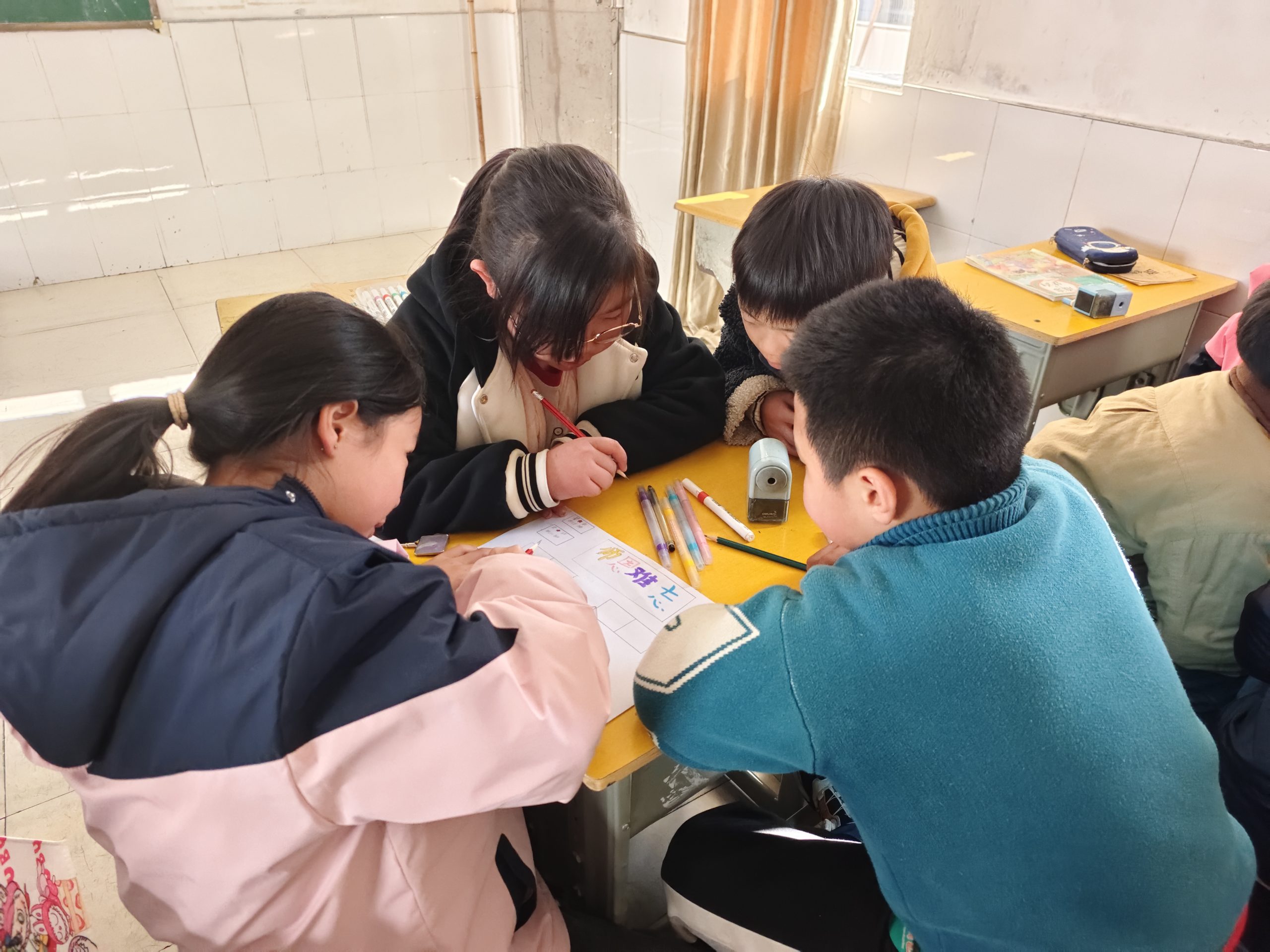 谷城县盛康镇小学：妙笔同绘一幅画  童心共筑一个家