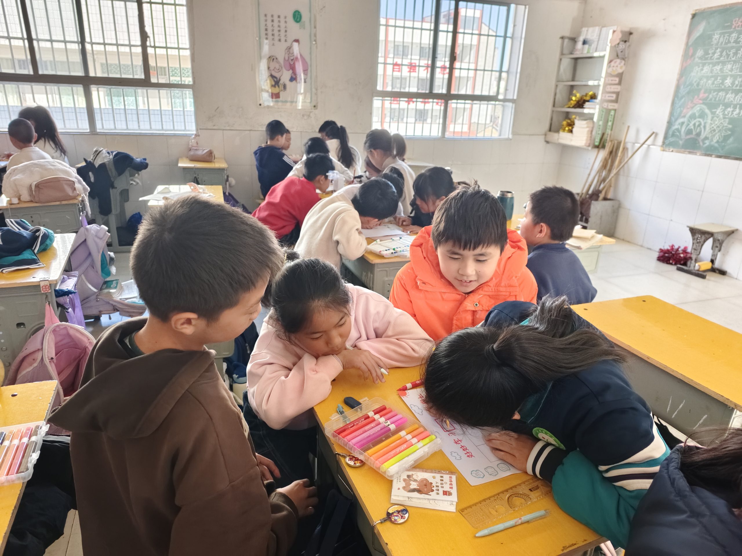 谷城县盛康镇小学：妙笔同绘一幅画  童心共筑一个家