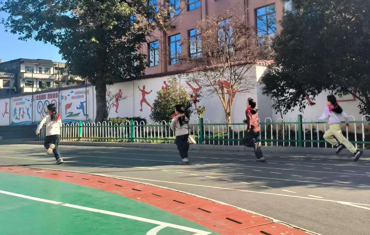秋阳映赛场，备战劲头足！谷城县盛康镇小学学子全力备战运动会