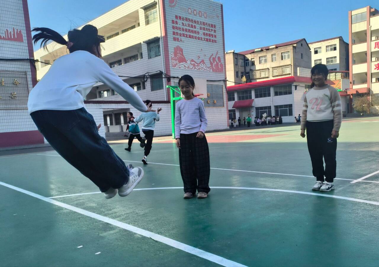 秋阳映赛场，备战劲头足！谷城县盛康镇小学学子全力备战运动会